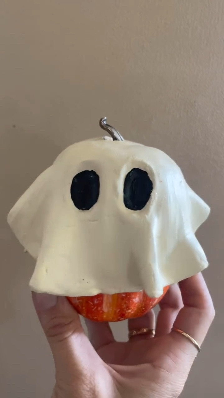 Oooh all the things I will make with this tub of air dry clay! 

How adorable is this little diy ghost pumpkin?? 

By the time Hallowern comes there will be ghosts all over my house!