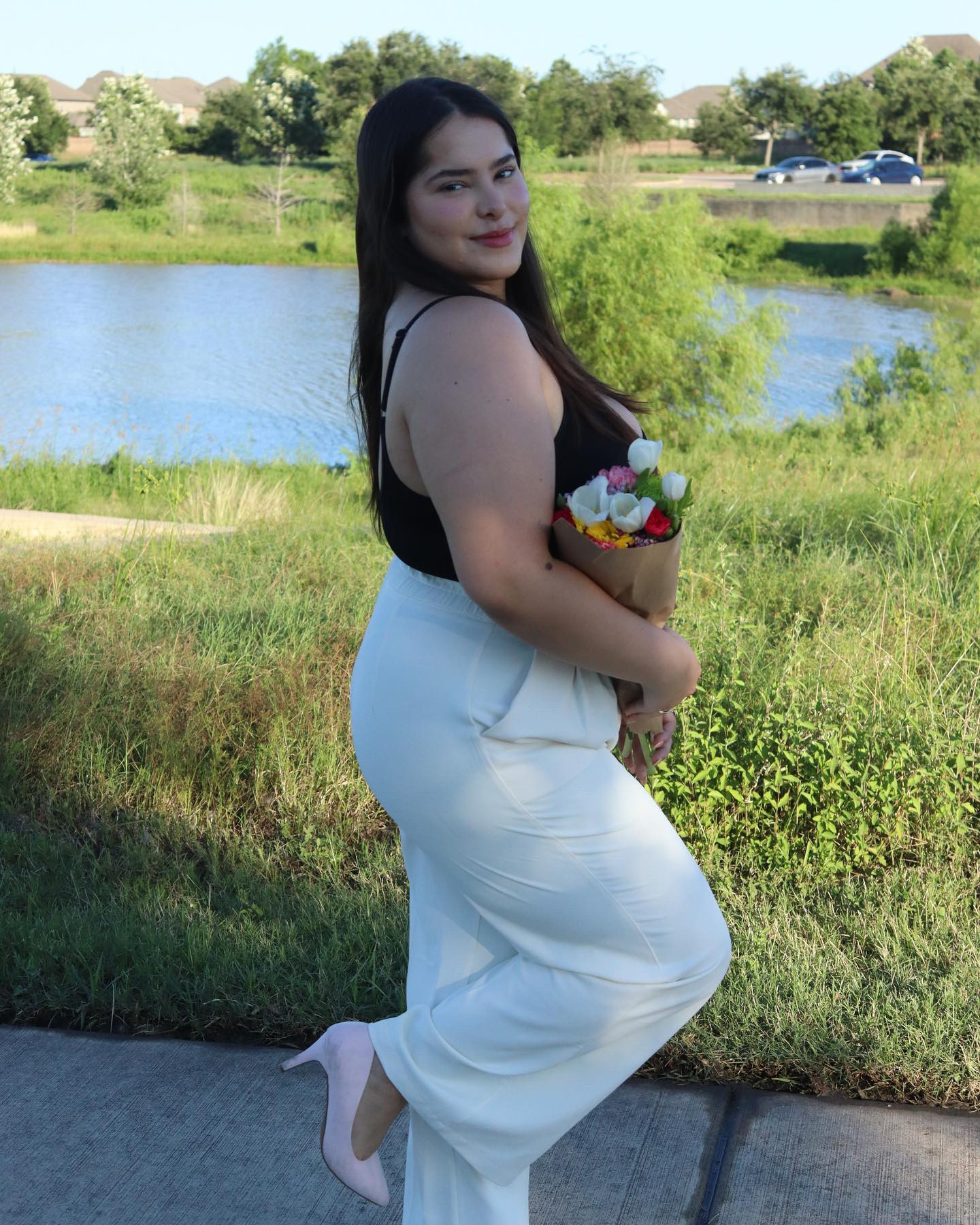 find someone who grows flowers in the darkest parts of you 💐