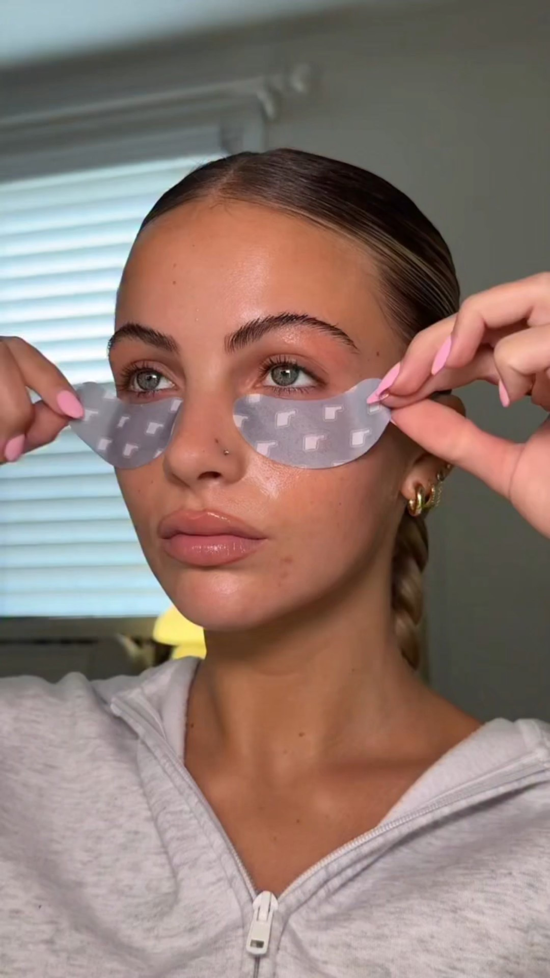 These @rhode eye patches 🥰😋😍🤌🏼 loveee this Dewey look!!!!! @rhode @hourglasscosmetics @refybeauty @charlottetilbury @benefitcosmetics @kyliecosmetics @maccosmetics @anastasiabeverlyhills @lorealparis @tweezerman #grwm #explore #viral #makeup