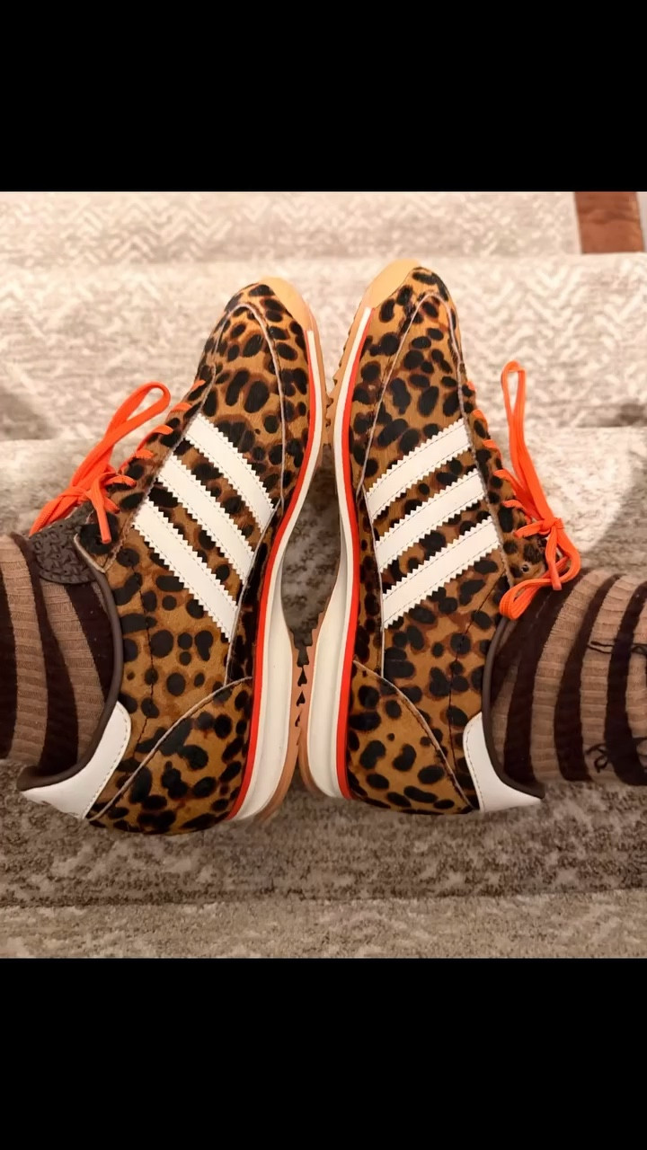 Peekaboo!! Finally ditched the boots for these stunners! 😍 The @adidasoriginals SL72 🐆 print is absolute perfection. Comes with sleek brown laces too. Need I say more? 🤎🧡

#adidas #adidasoriginals #sl72 #cheetah #obsessed #sneakers #citychic #fashionstyle #fashioninspo #styleinspiration #over40 #minimal