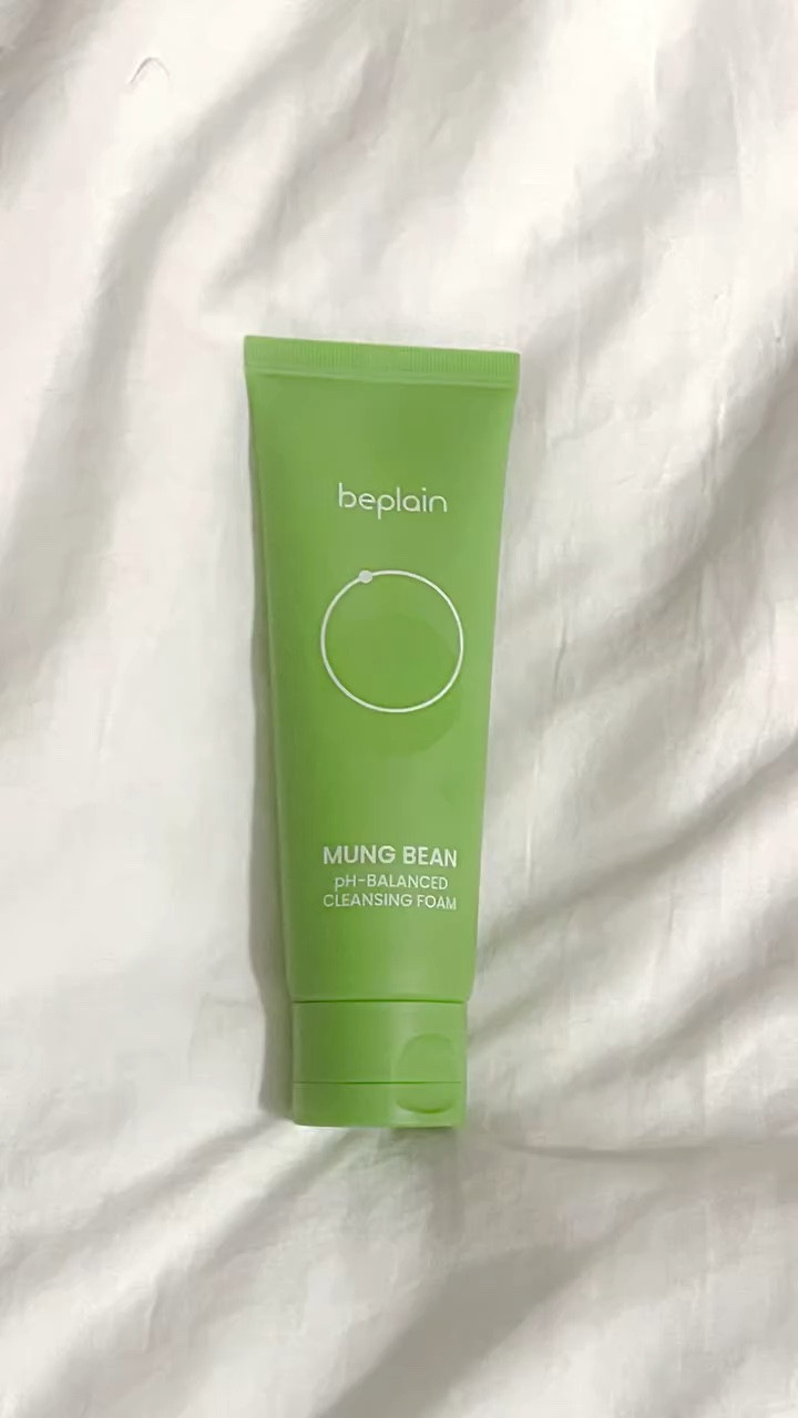 #gifted This is such a cool peeling cleanser from @beplain_global 
It works to gently remove dead skin and sebum while being hydrating and not stripping the skin. 

#beplain #mungbean #beplaincleanser #cleanser #exfoliant