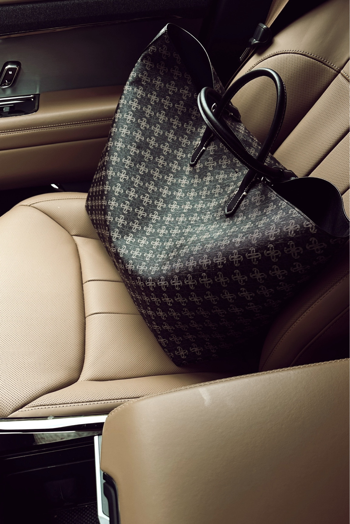 LOOKS EXPENSIVE... but it's not!
The other color way that I ordered just arrived and I love it so much!
#stylinbyaylin #aylin

#LTKFindsUnder50 #LTKStyleTip #LTKItBag