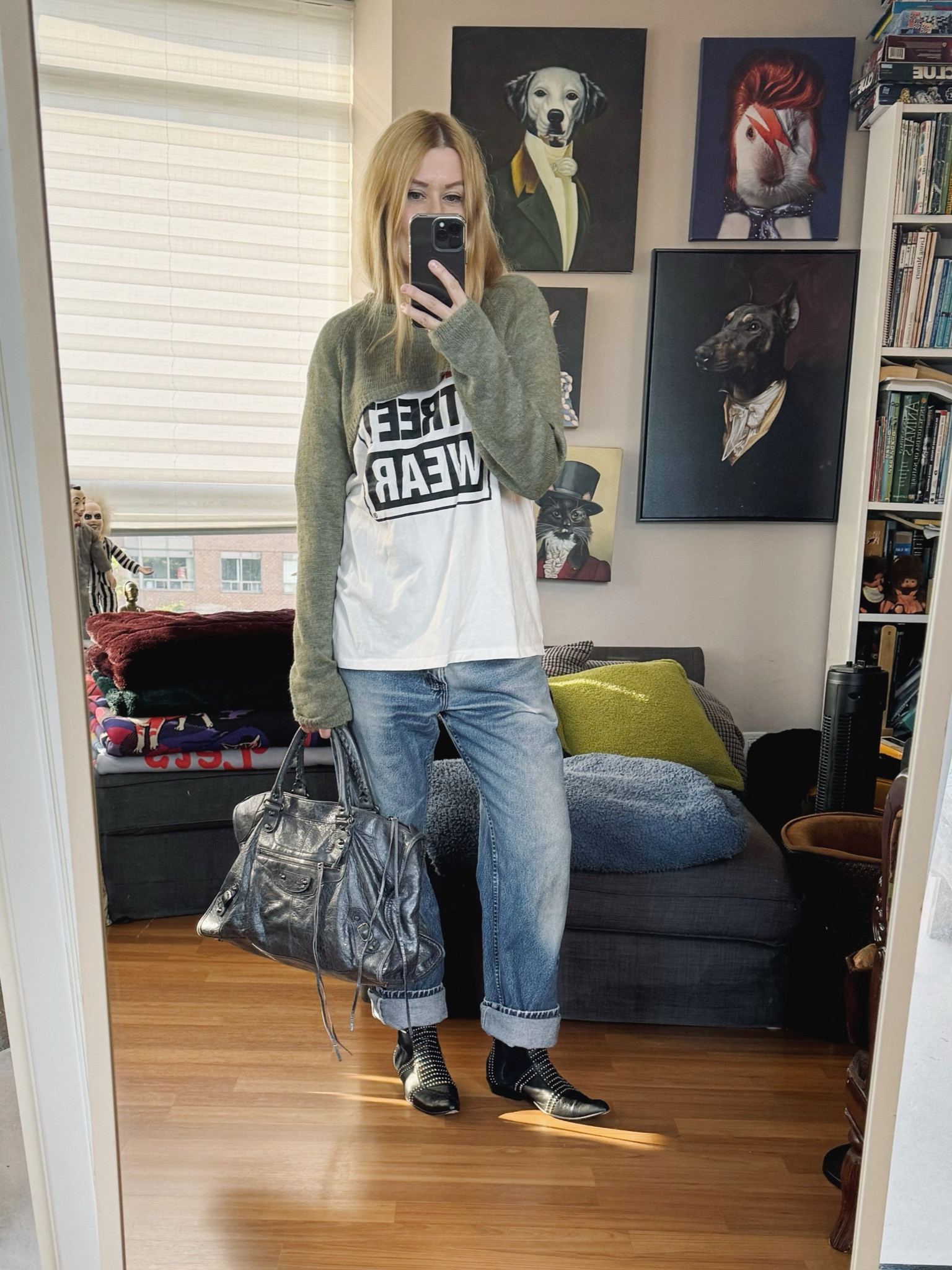 I had to get a staff at Simons to take this shrug off a mannequin because it was the last in this colour. I hate making them do that. 
Jeans are vintage, bag and boots are secondhand finds. 

 •
#falloutfit #balenciaga #torontostylist #StyleOver40  #secondhandFind #fashionstylist #slowfashion #animalprint #FashionOver40  #MumStyle #genX #genXStyle #shopSecondhand #genXInfluencer #genXblogger #secondhandDesigner #Over40Style #40PlusStyle 

#LTKShoeCrush #LTKStyleTip #LTKOver40