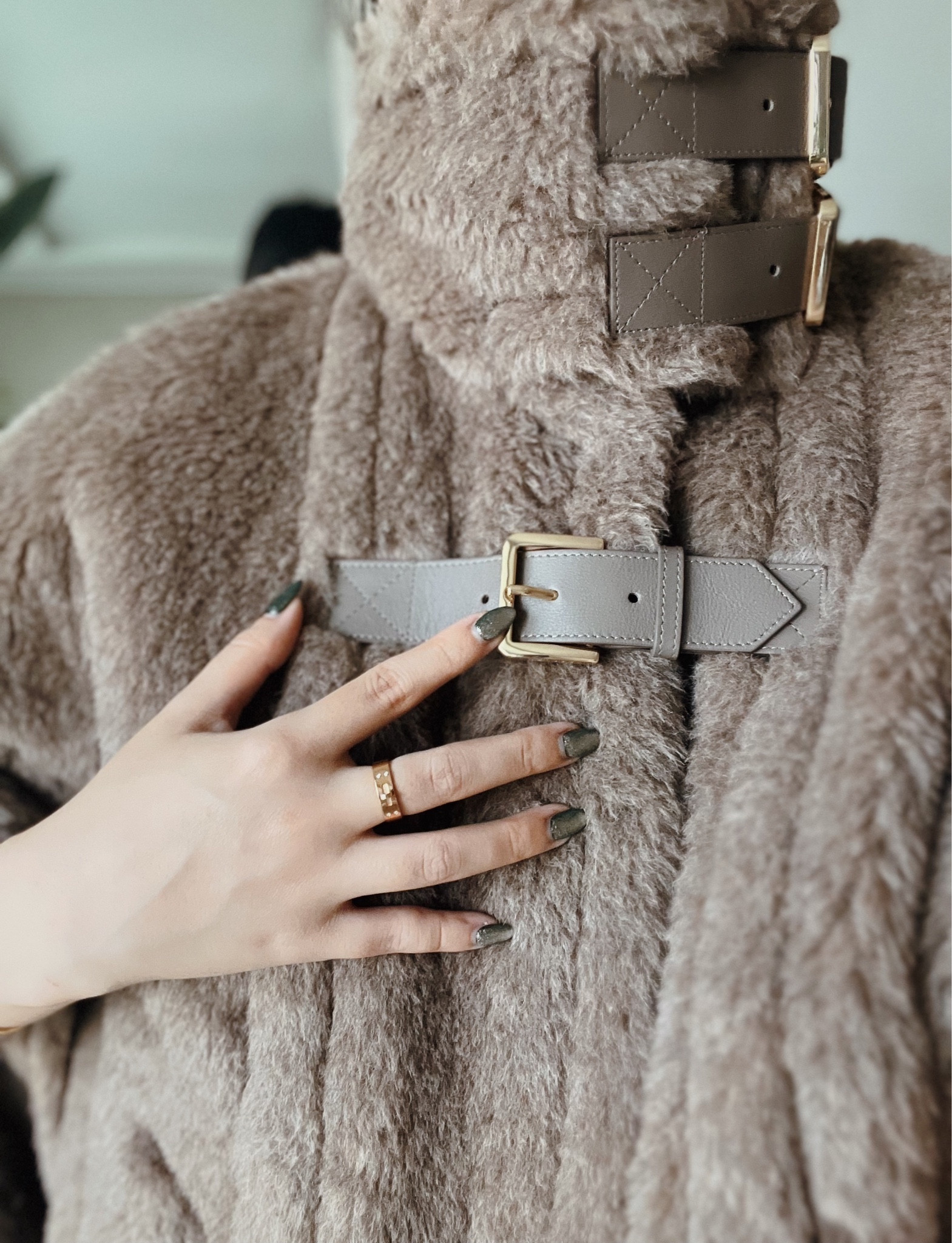 세타이어 직구 성공🧸
338만 막스마라 테디베어 반팔코트
125만에 겟했어요! 

일요일 밤 주문 목요일 오전 도착
빠른 한국 직배송 가능해요.

다른 직구사이트와 비교해보고 샀는데 
여기가 차원이 달라요.
할인코드나 세일 없이 정가에 올라온 제품들도 100-200만원이상 할인받고 직구할 수 있답니다.
그래서인지 예뻐보이는 건 품절이 빠른 편이에요.

정품, 하자없는 새상품 득템해서 신남😆
얼른 달려가보세요❤️‍🔥

비슷한 아우터들 가득해서 몇개 모아뒀어요! 
저도 막스마라 직구는 여기서!!!

max mara teddy coat vest
Teddy bear 
#Ootd #outfit #kfashion
오오티디 블랙프라이데이 세일 아웃핏 쇼핑 직구 핫딜 위시리스트

#LTKHoliday #LTKSeasonal #LTKstyletip