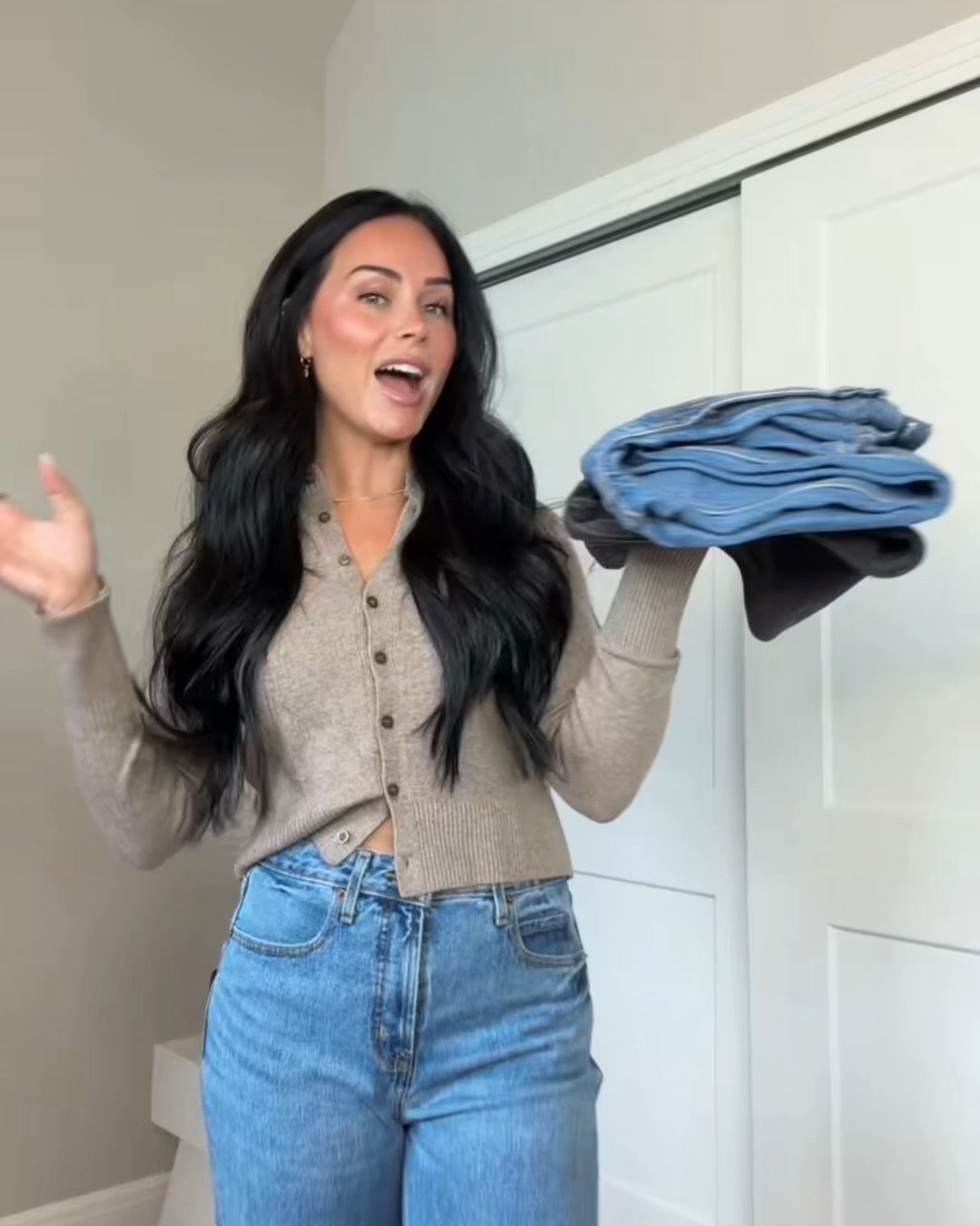 Old Navy denim try-on 👖 Sharing 3 pairs I’m loving right now! Comfortable, affordable, and the perfect clean denim with no distressing. Easy to dress up for date night, wear to a casual work event, or style for everyday. ✨


#OldNavyPartner #OldNavyStyle #DenimTryOn #FallDenim #DenimStyle @oldnavy