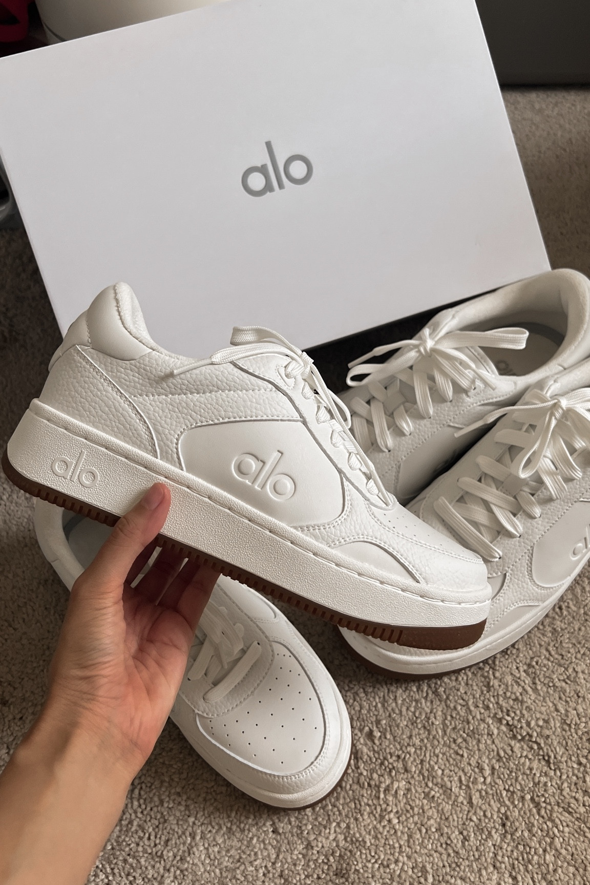 Alo yoga white sneaker


classic white sneakers, best white shoes, capsule wardrobe, closet essentials, closet must haves, white sneakers, white shoes, minimal shoes, minimal aesthetic

#LTKGiftGuide #LTKHolidaySale #LTKHoliday