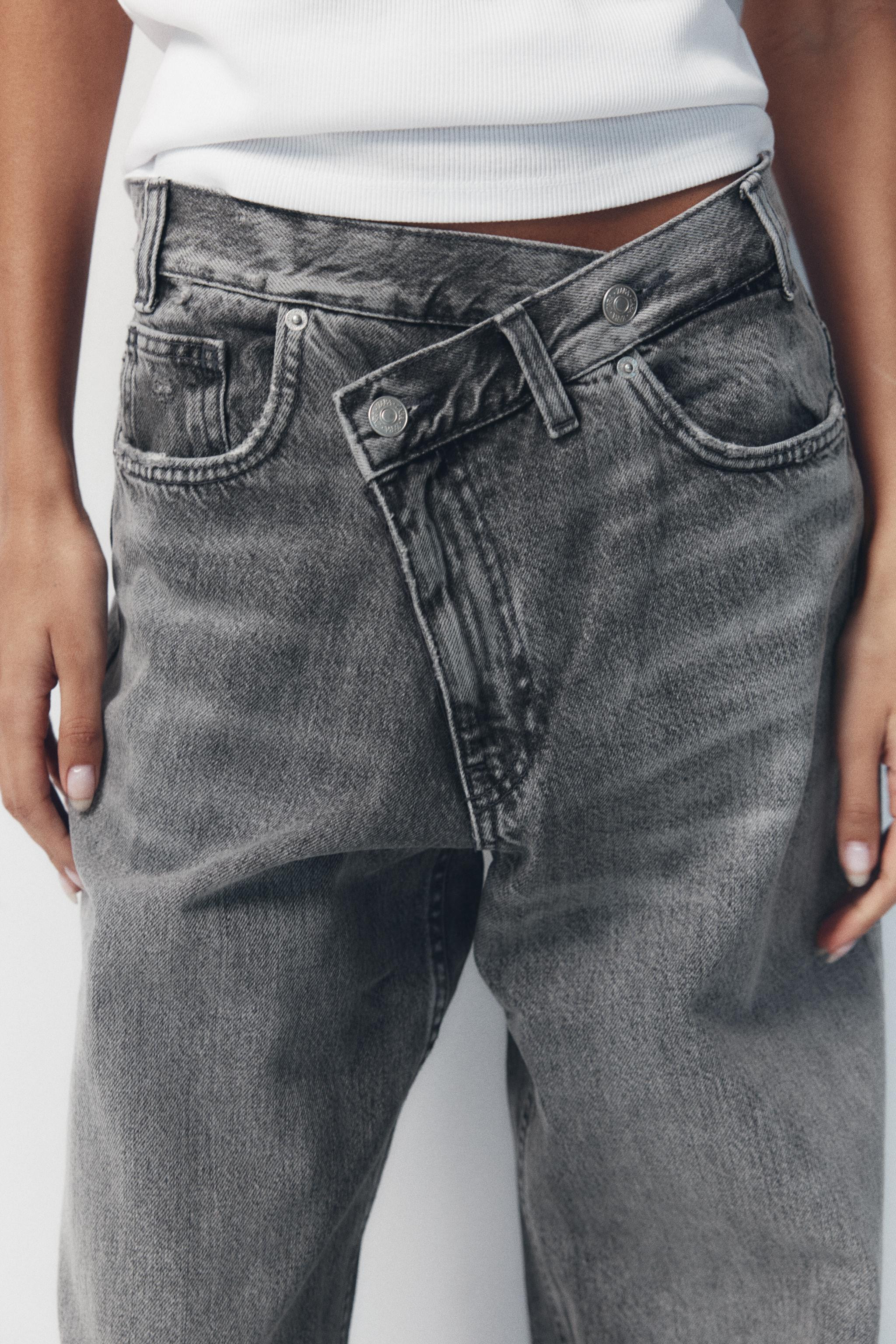 MID-WAIST - BAGGY - FULL LENGTHMid-waist jeans with belt loops and five pockets. Asymmetric front... | Zara UK