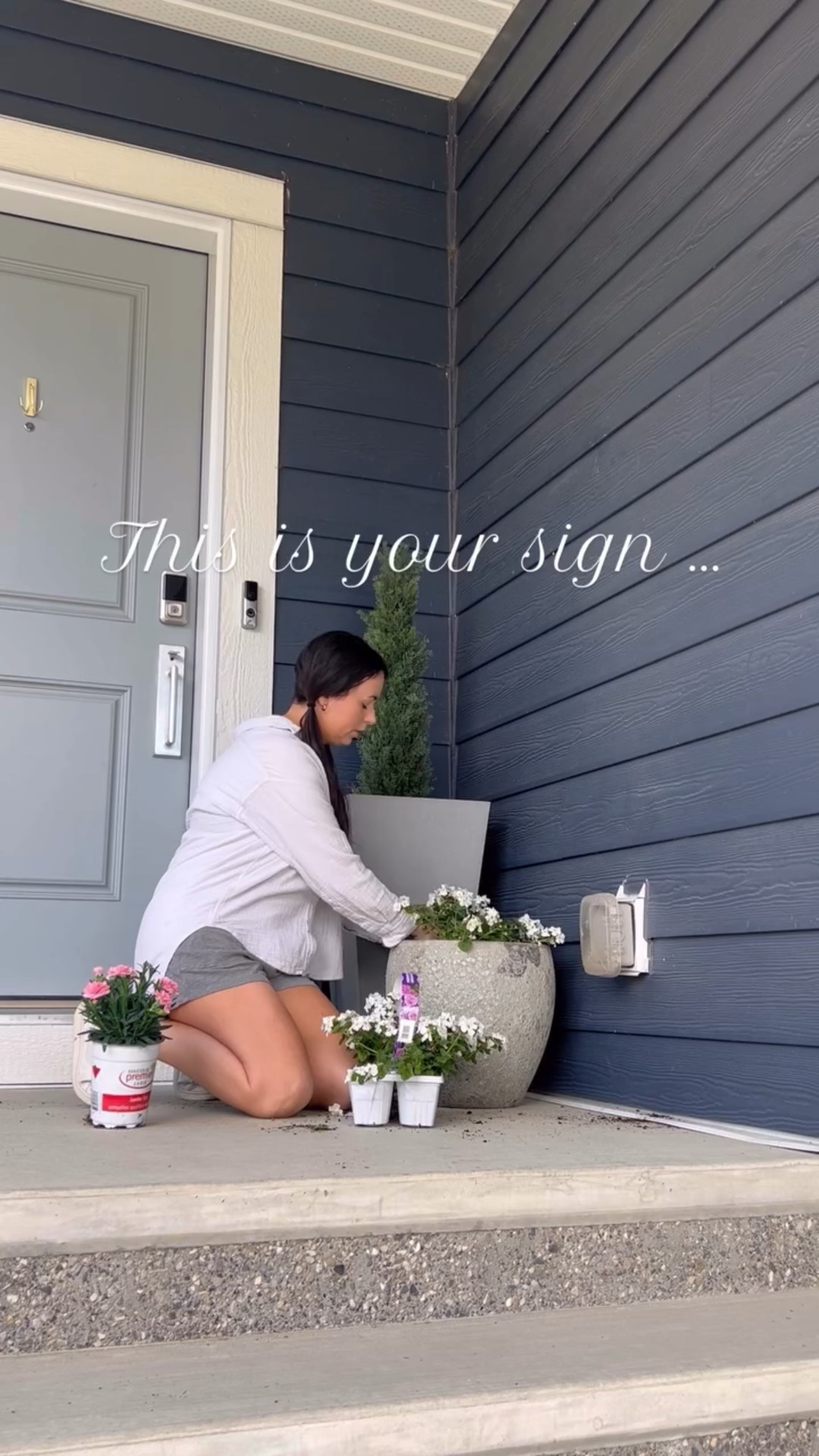 I love simple outdoor refreshes for the seasons. My porch is one small area that always gets a simple makeover per season. Love me a summertime porch! Fresh flowers and pops of pink are my fav 🤍🌸

Comment shop for porch links 💌
.
.
.
.
#porchdecor #summerporch #porchrefresh #porchideas #summerstyling #summerdecor #outdoorliving #outdoordecor #porch #decorationinspiration #plantersofinstagram