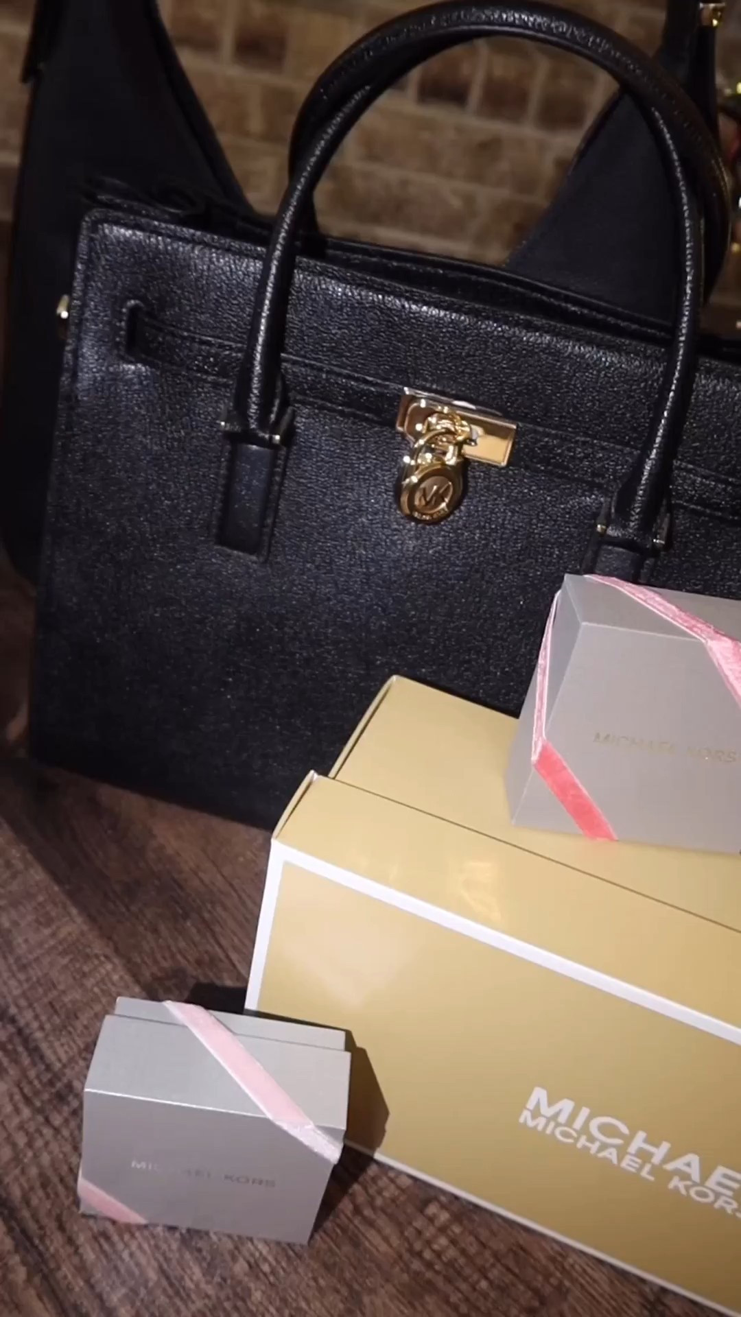 It's a @michaelkors holiday, and we are so excited to gift eachother, possibly ourselves, and loved one with the timeless MK pieces we know and love! From classic jewelry to chic bags and boots, we have under the tree taken care of! Shop our favorites at the link! X, H & K // #mkpartner #michaelkors


@michaelkors #michaelkors #mkpartner 

  

 