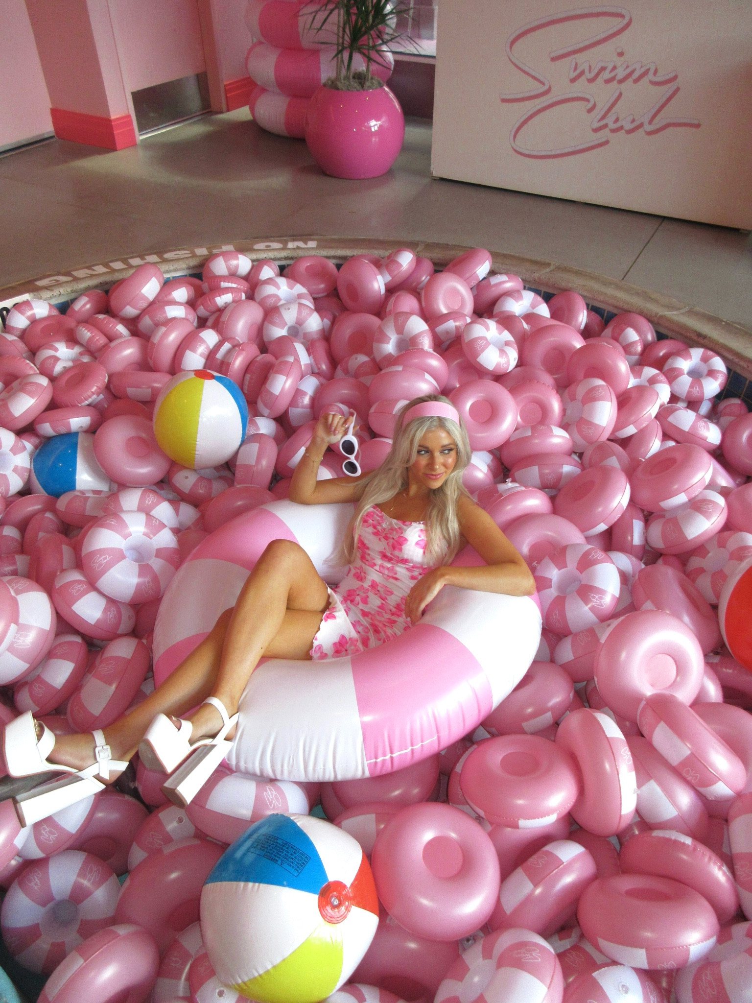 One birthday girl with a side of pink please 💞

Dress size XS
Shoes size 6 (true to size)