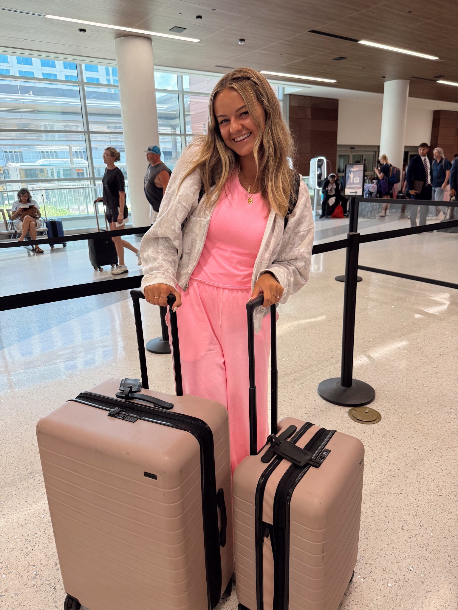 My pink airport outfit 💕🌸🐷🎀👛