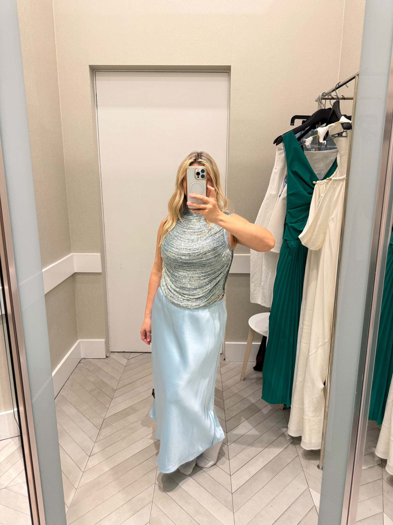 This top has me in a chokehold! The tassels are all made of tiny beads. It’s gorgeous and can even be worn with jeans. Obsessed 🤩
I’m 5’3 wearing size mediumm
