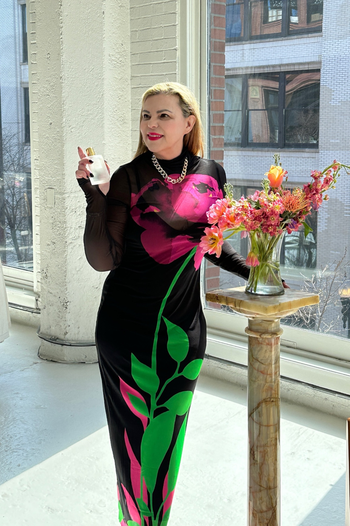 The warm summer breeze rustles through my hair, the same way this dress hugs my curves perfectly. The sweet scent of flowers fills the air, evoking a sense of freedom and playfulness in me. It's as if this dress has transformed me from a good girl to a daring and confident woman. Follow and subscribe for all my looks.
#AFRM #Nordstrom #dresses #312Runway #chicagofashioncoalition #fragrances #goodgirlgonebadbykilian #fashioncontentcreators