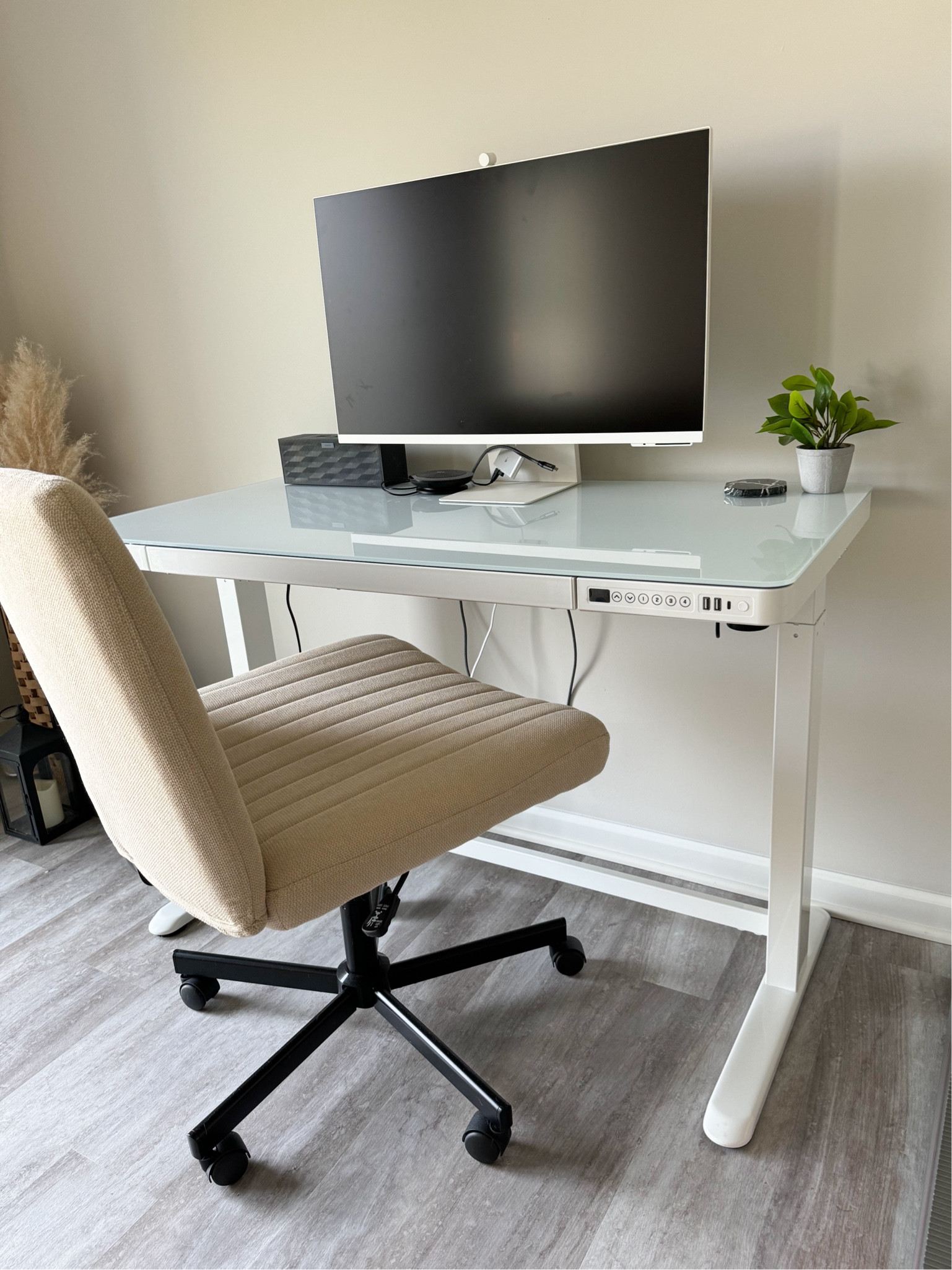 My sit stand desk is an Amazon lightning deal! $343, reg $499

Home office, adjustable height desk, office chair 

#LTKxPrimeDay #LTKHome #LTKSaleAlert