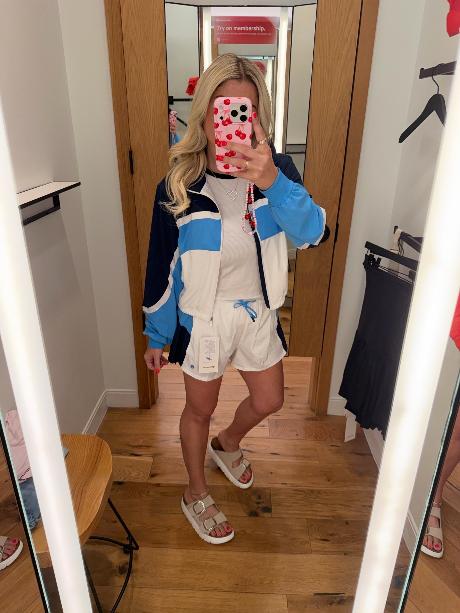 New @lululemon set
Size small and jacket size 6
Sandals tts