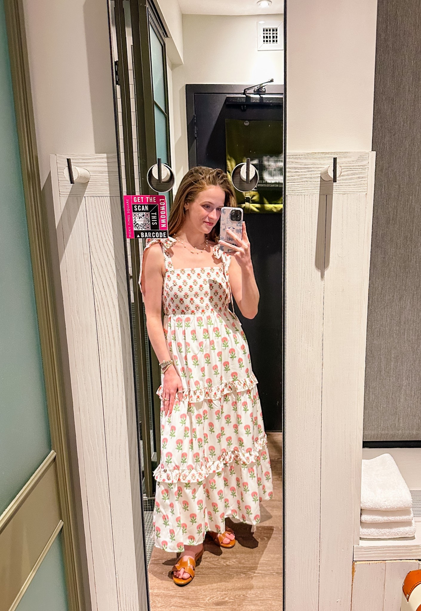 Heading out to a team dinner tonight!! Love this floral dress for a spring evening!! 🌷🤍