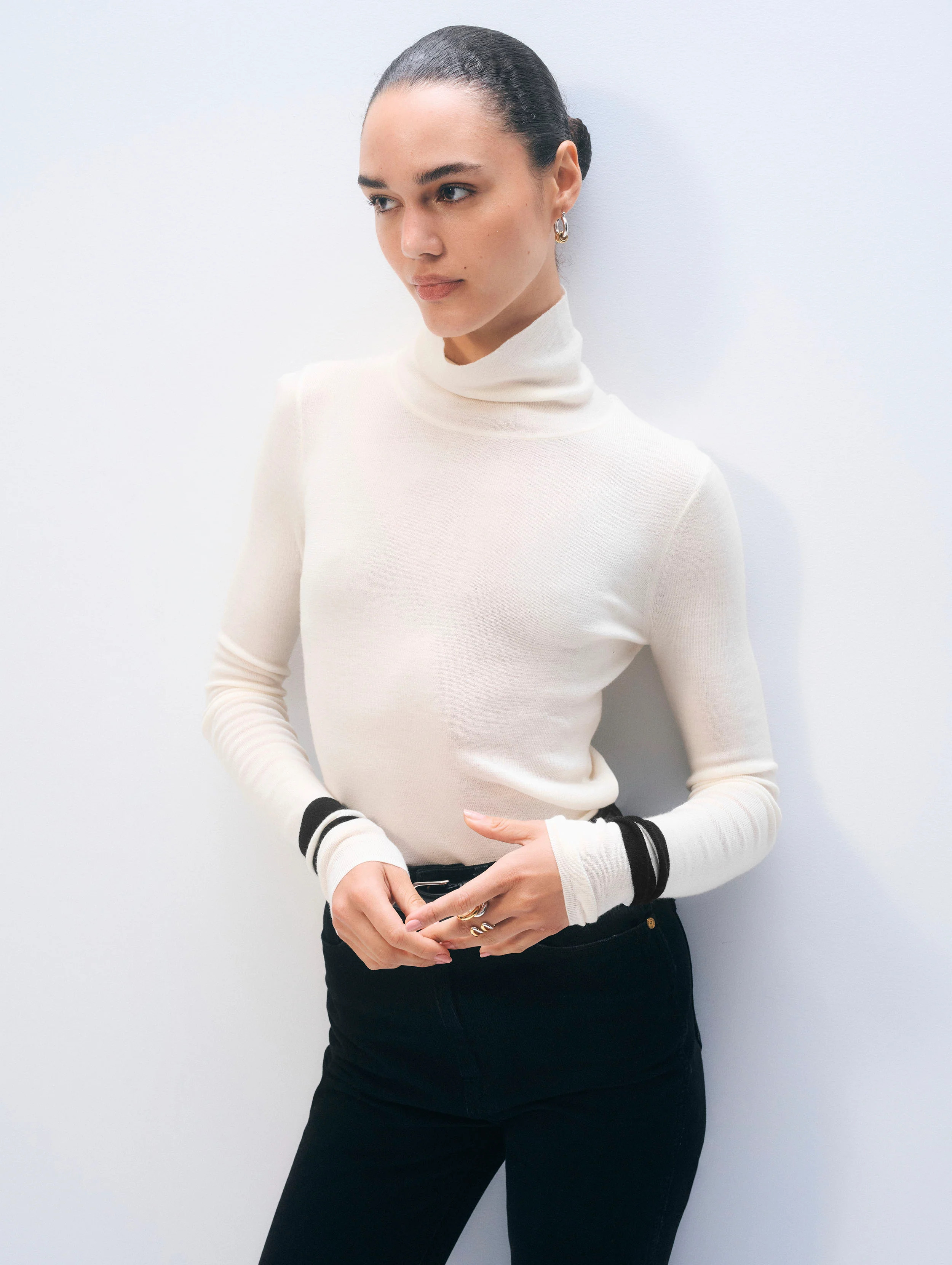 White & Warren Superfine Merino Fitted Turtleneck Sweater in Cream/black size Small | White and Warren