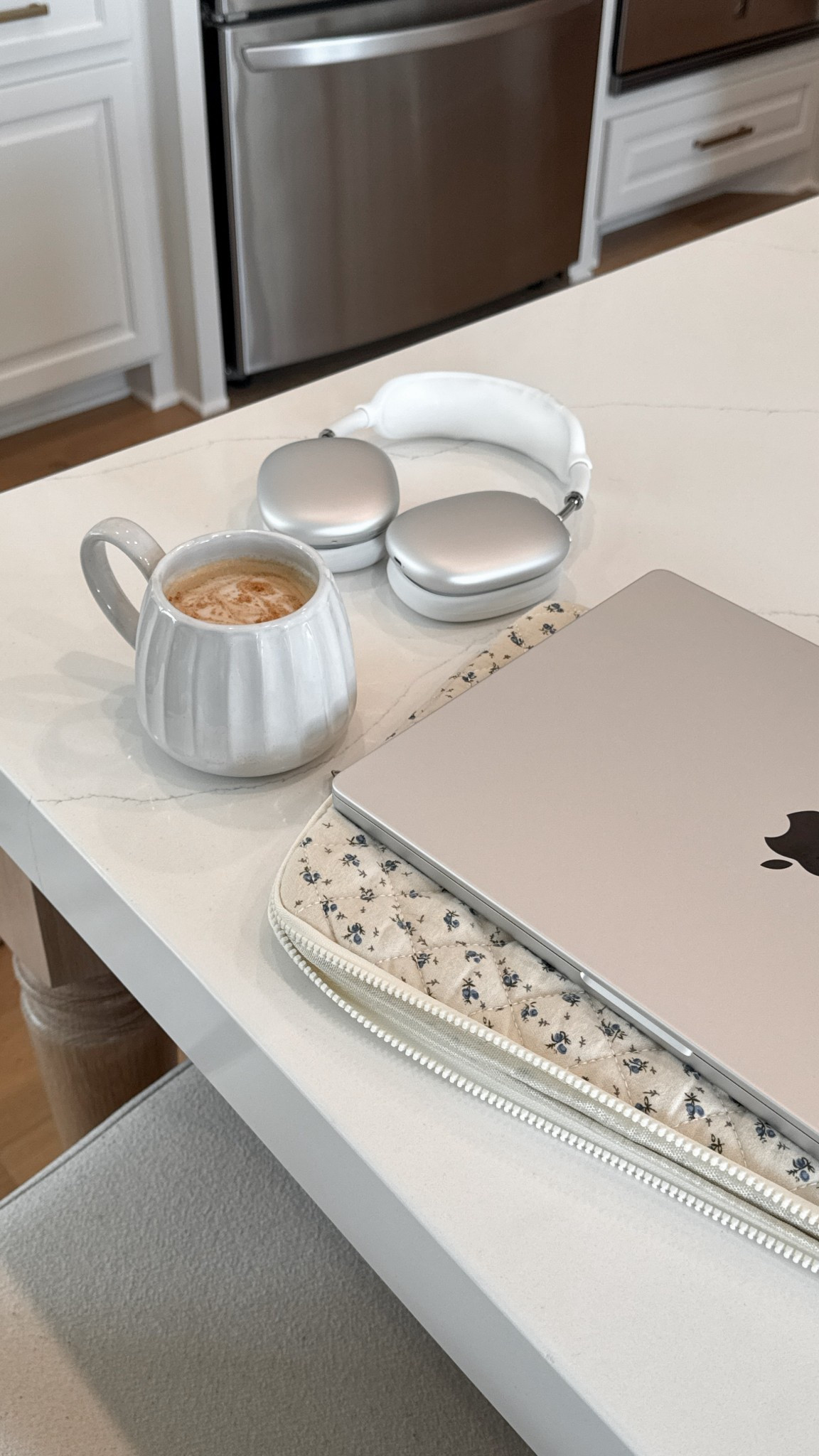 Love this laptop sleeve ($22 on Amazon) and Target magnolia mug ($8) 
Work from home setup!

#LTKdayinmylife