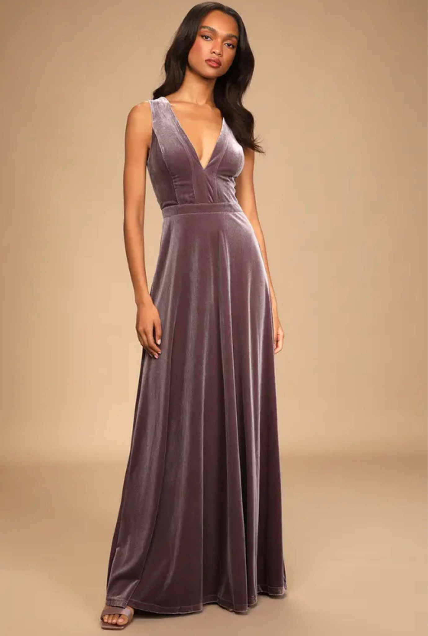 Wedding guest dress
A stunning velvet plunge neck line maxi dress. Also great for holiday, formal event, or black tie event! It’s very sophisticated and classic