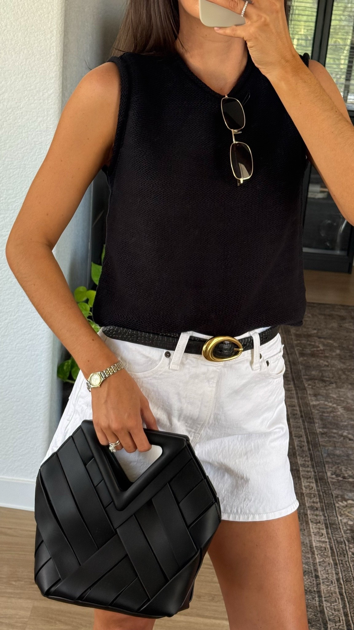 I am 5’7” wearing size 25 curve love in the shorts and XS in the tank top! The shorts I linked below are the same style as the ones I’m wearing, mine are just from last year which is why they have the slit! This year’s version doesn’t have a slit :)