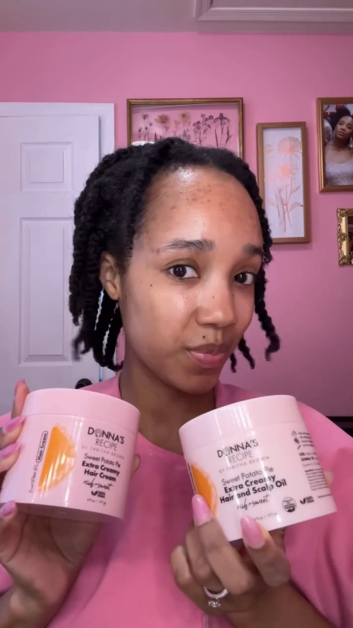 Weekly twists using Donna’s Recipe! @donnasrecipe 

Keeping my type 4 coils moisturized, defined, and protected 💖✨

Who else is on twist duty this week?

#donnasrecipe #type4hair #naturalhairroutine #twistout #protectivestyles #coilyhaircare #coilyhair #hairtok #juicytwists #haircare