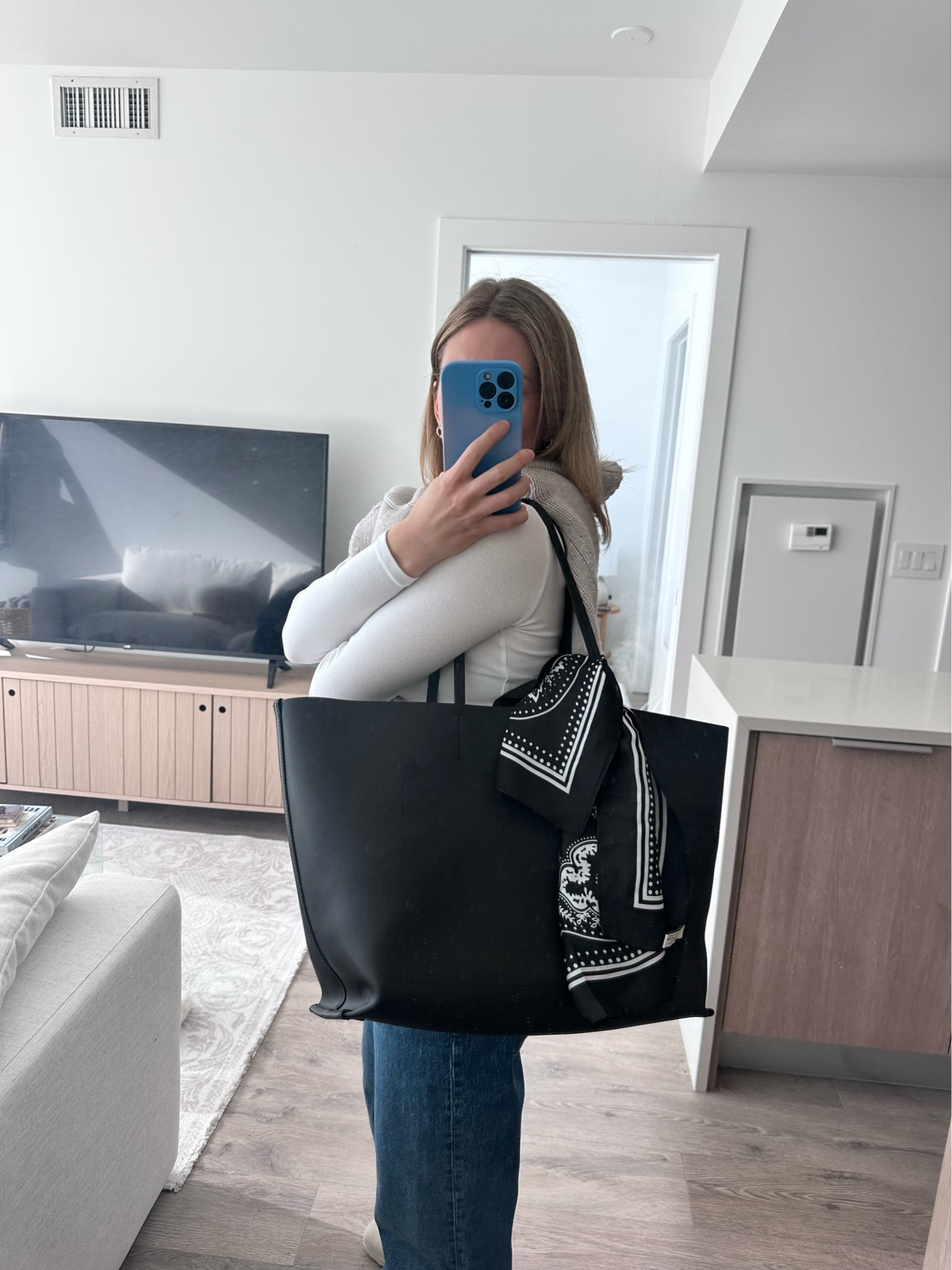 Taking a moment to appreciate my bag! Because a well-organized bag leads to a well-organized mind! #NewBag #EverlaneBag #Everlane #WorkEssentials #BreakYourBudget

#LTKMostLoved #LTKWorkwear #LTKStyleTip