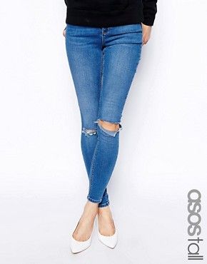 ASOS TALL – Superenge, knöchellange Jeans mit hoher Taille in mittelblauer Busted-Waschung mit Knien | Asos DE