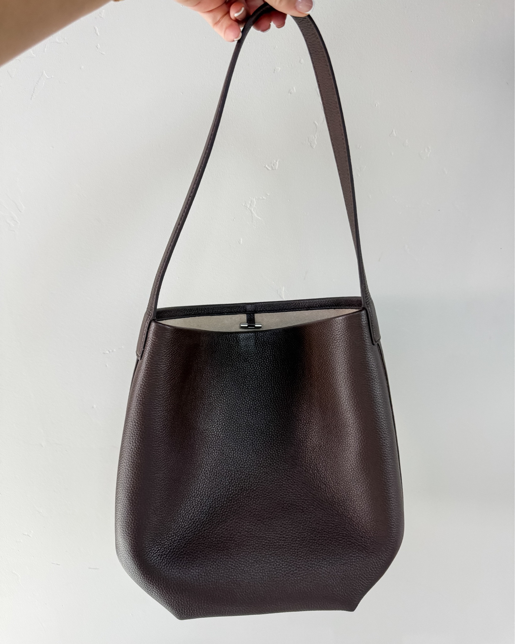 This chocolate brown bucket bag is perfect for everyday fall outfits!

#LTKSeasonal