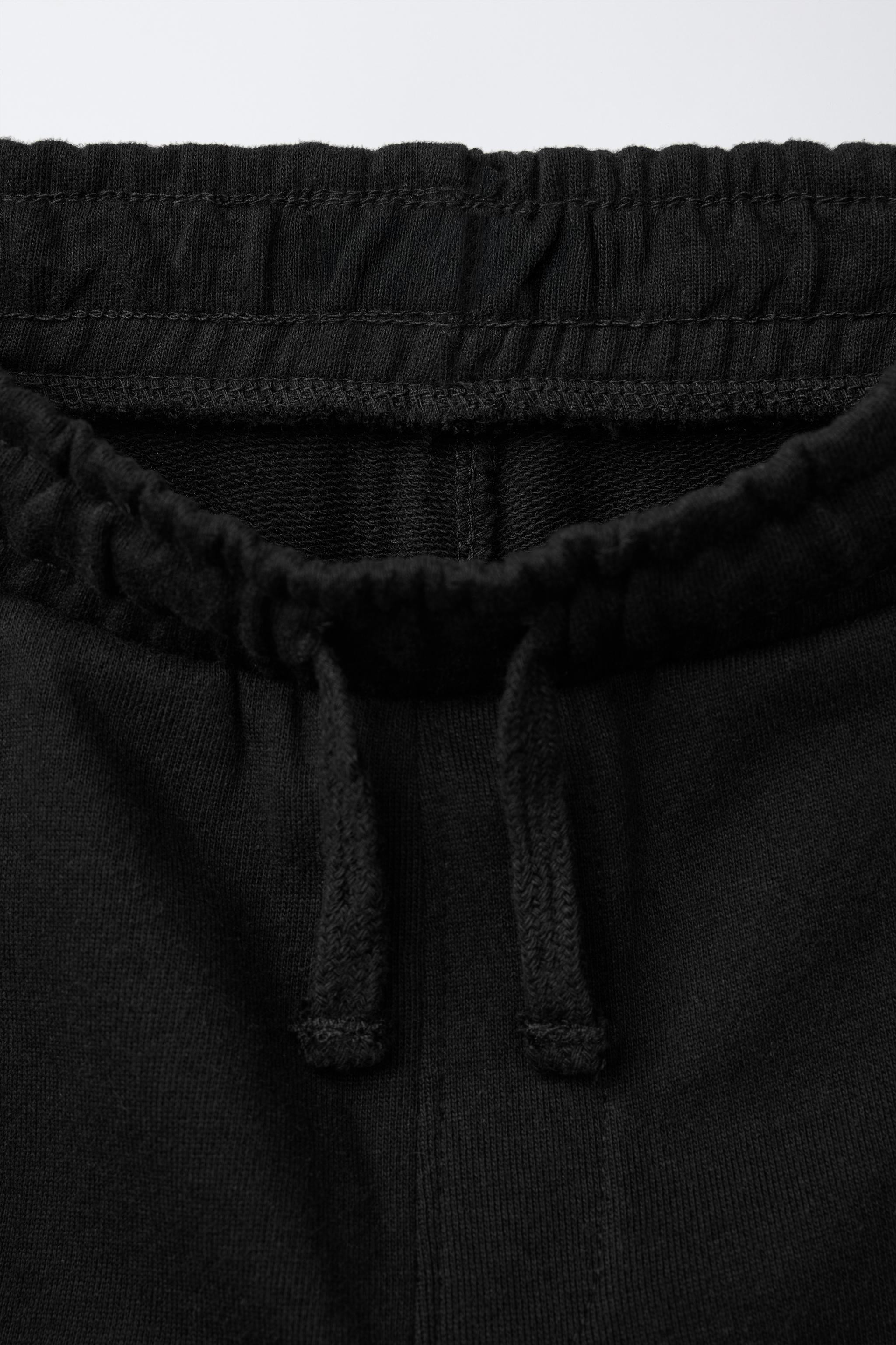 Trousers with an elastic waistband and adjustable drawstrings at the front. Front pockets and pat... | Zara UK