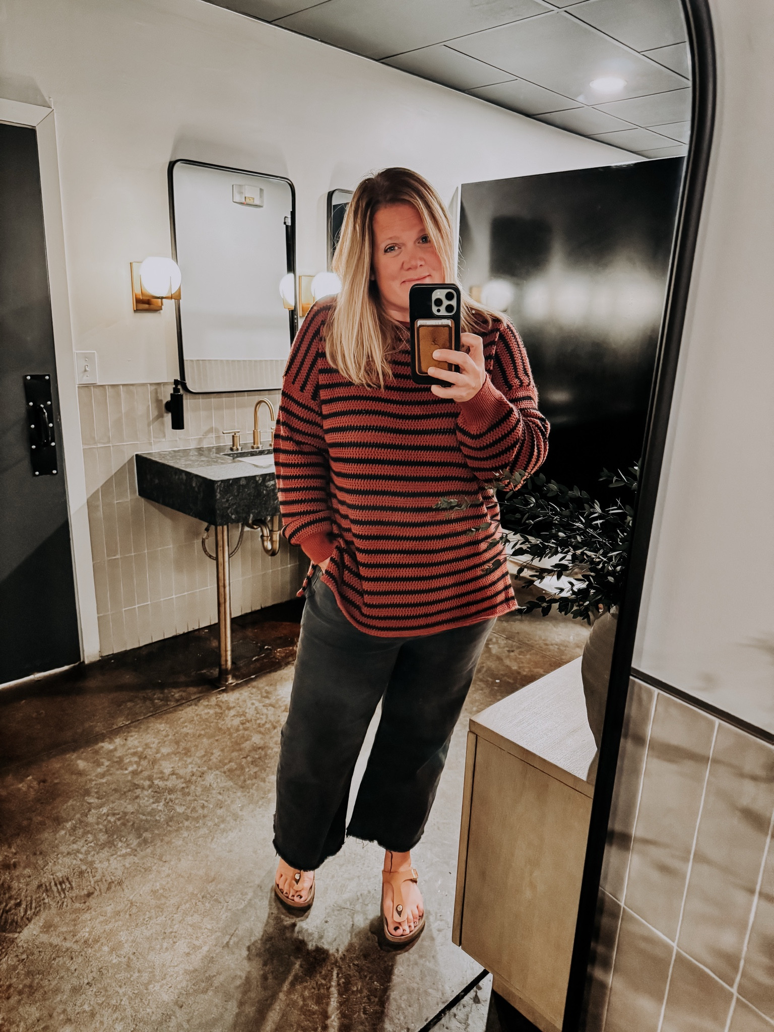 The best cropped wide leg jeans and a cozy sweater for the win. 🙌🏽