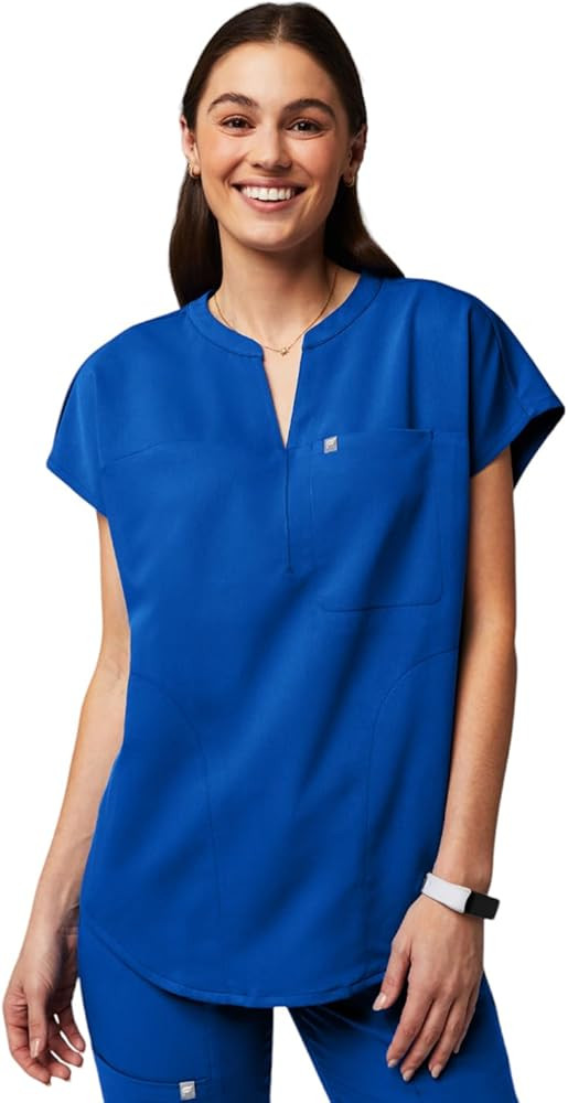 Fabletics Women's Evolve 3-Pocket Scrub Top with an Oversized Fit - MotionTech, 4-Way Stretch, Wr... | Amazon (US)