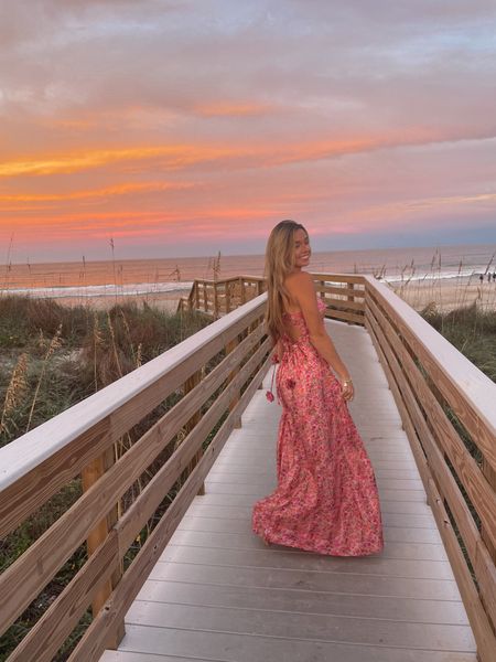 Sunset dress 💞🌸 

Revolve forloveandlemons holidaydress holidayoutfit beachphotos 



#LTKparties #LTKtravel #LTKSeasonal