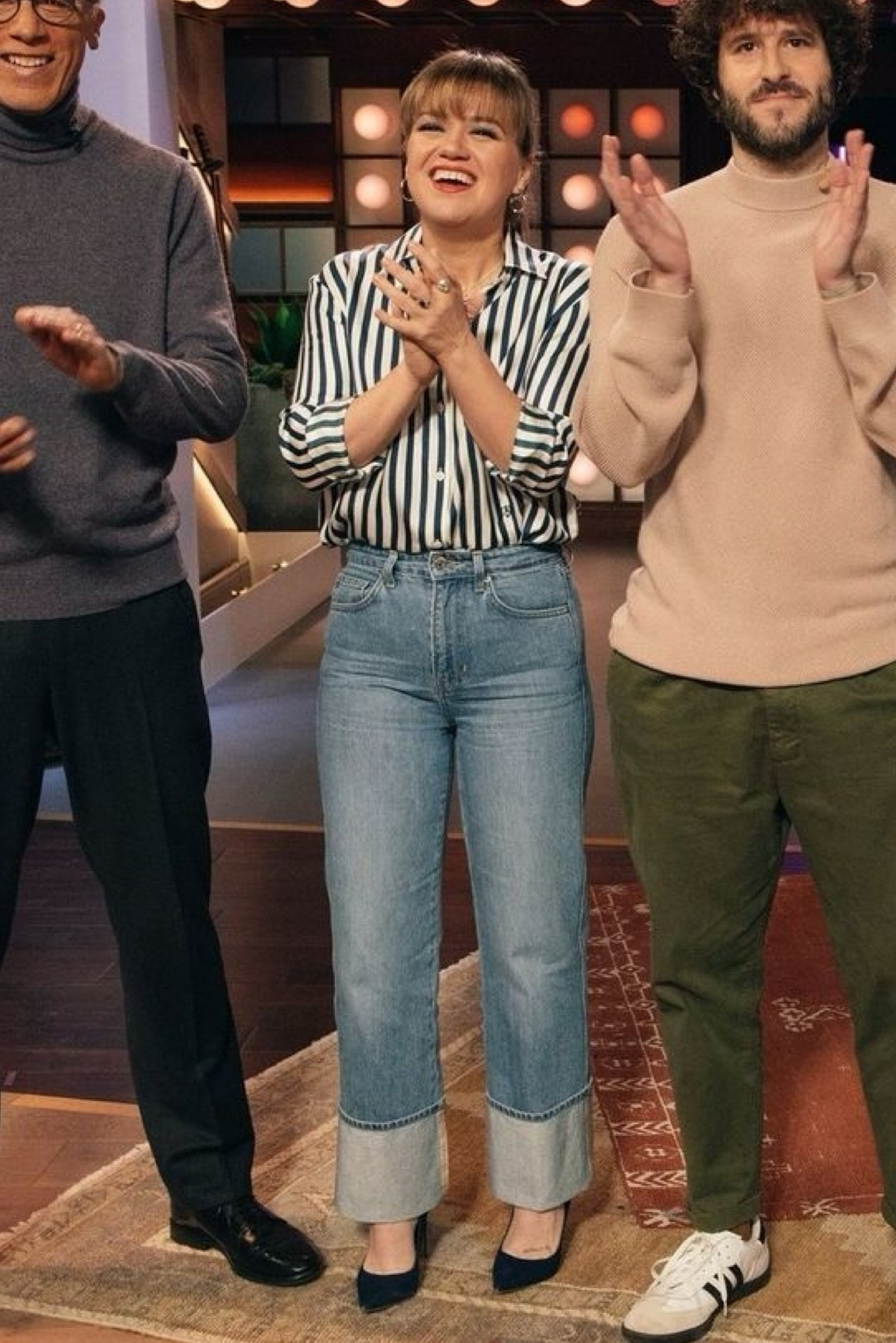 Shop Kelly Clarkson's stripe silk shirts and cuffed wide leg high waisted jeans 

#LTKstyletip