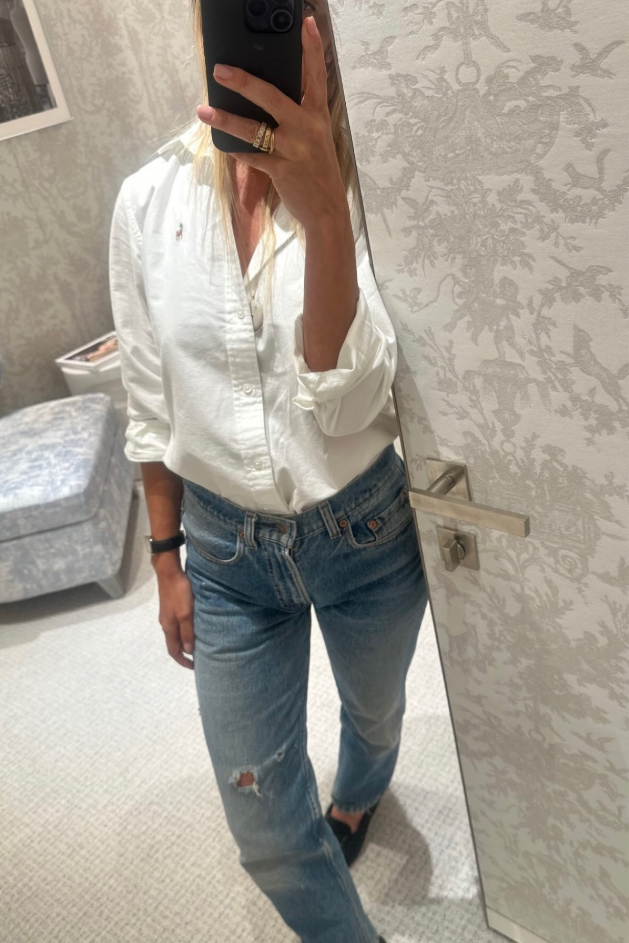 Outfit of the day 🤍 Love this classic button down