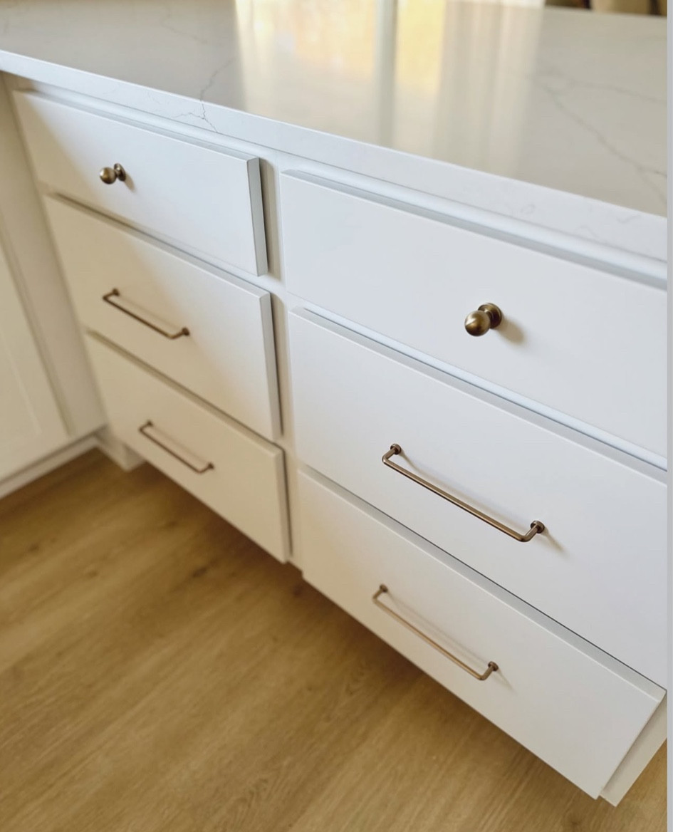 Kitchen hardware! Color is Champagne bronze from Amazon. Super affordable!

My go-to for projects!

Kitchen remodel, kitchen hardware, cabinet hardware, white kitchen, interior design, home design

#LTKHome #LTKFindsUnder50