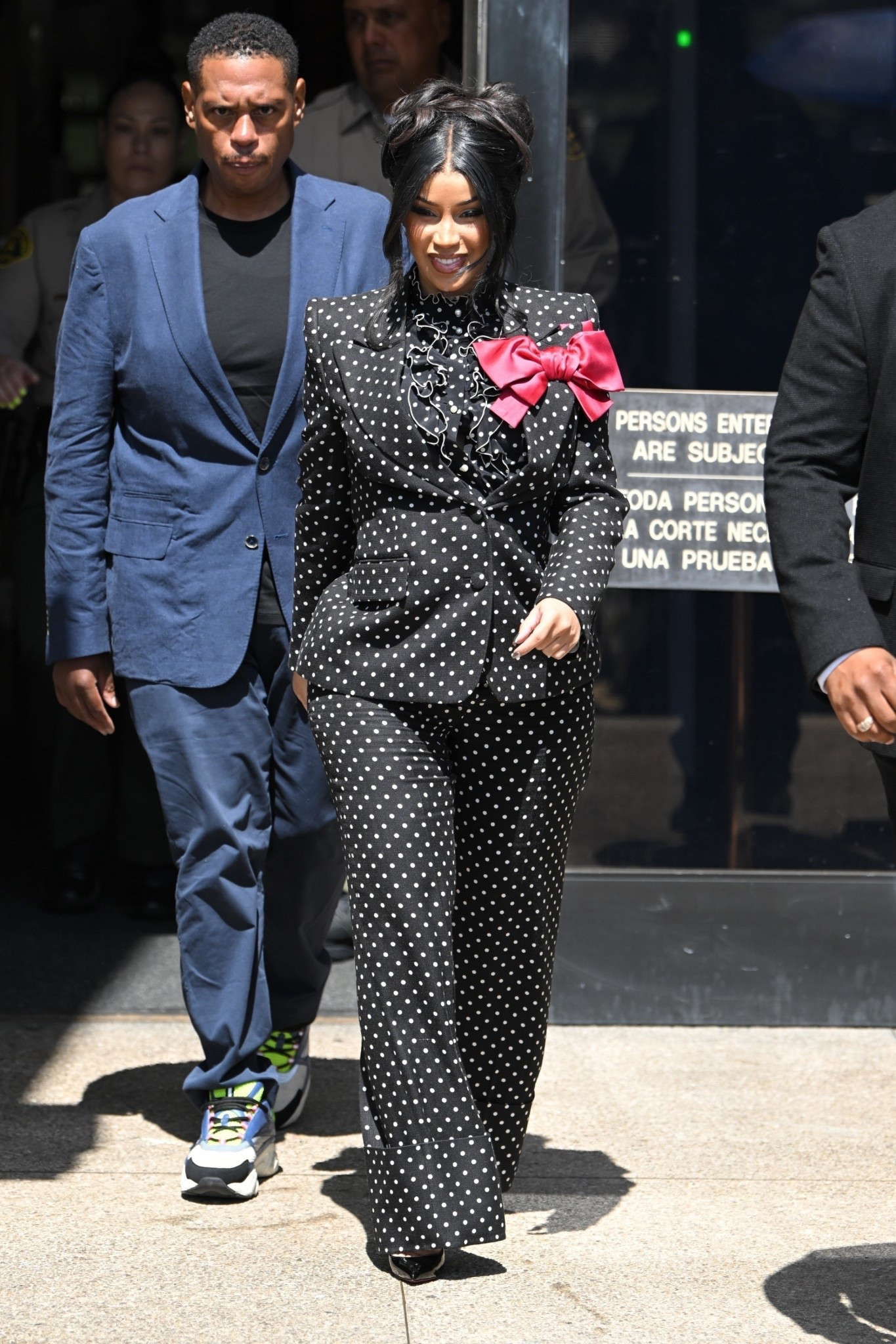 
@iamcardib wore a polka dot @maisonvalentino suit to court today, styled by @kollincarter . Watch til the end to see her response to #pregnancyrumors . Hot! Or Hmm..?
🎥 Backgrid