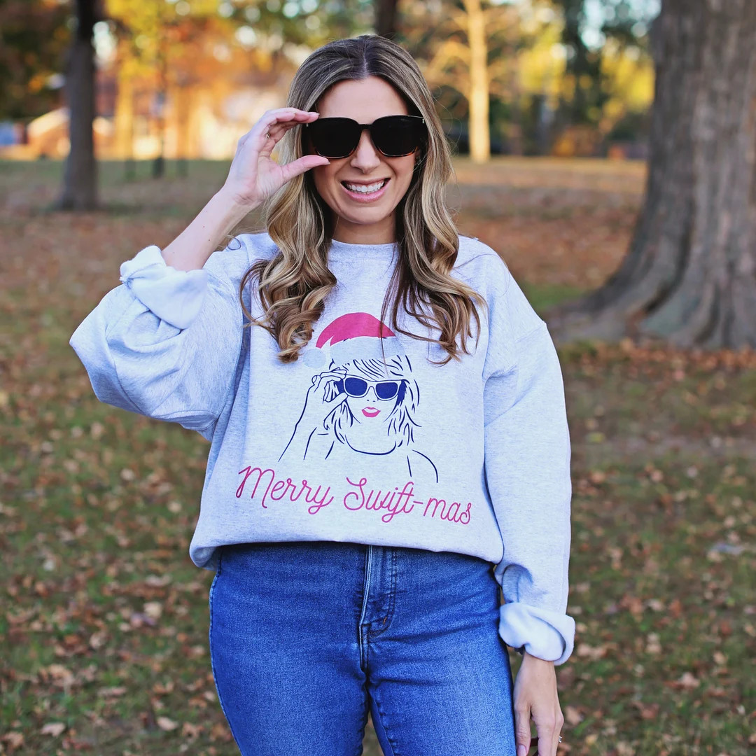 Merry Swift-mas Sweatshirt - Etsy | Etsy (US)