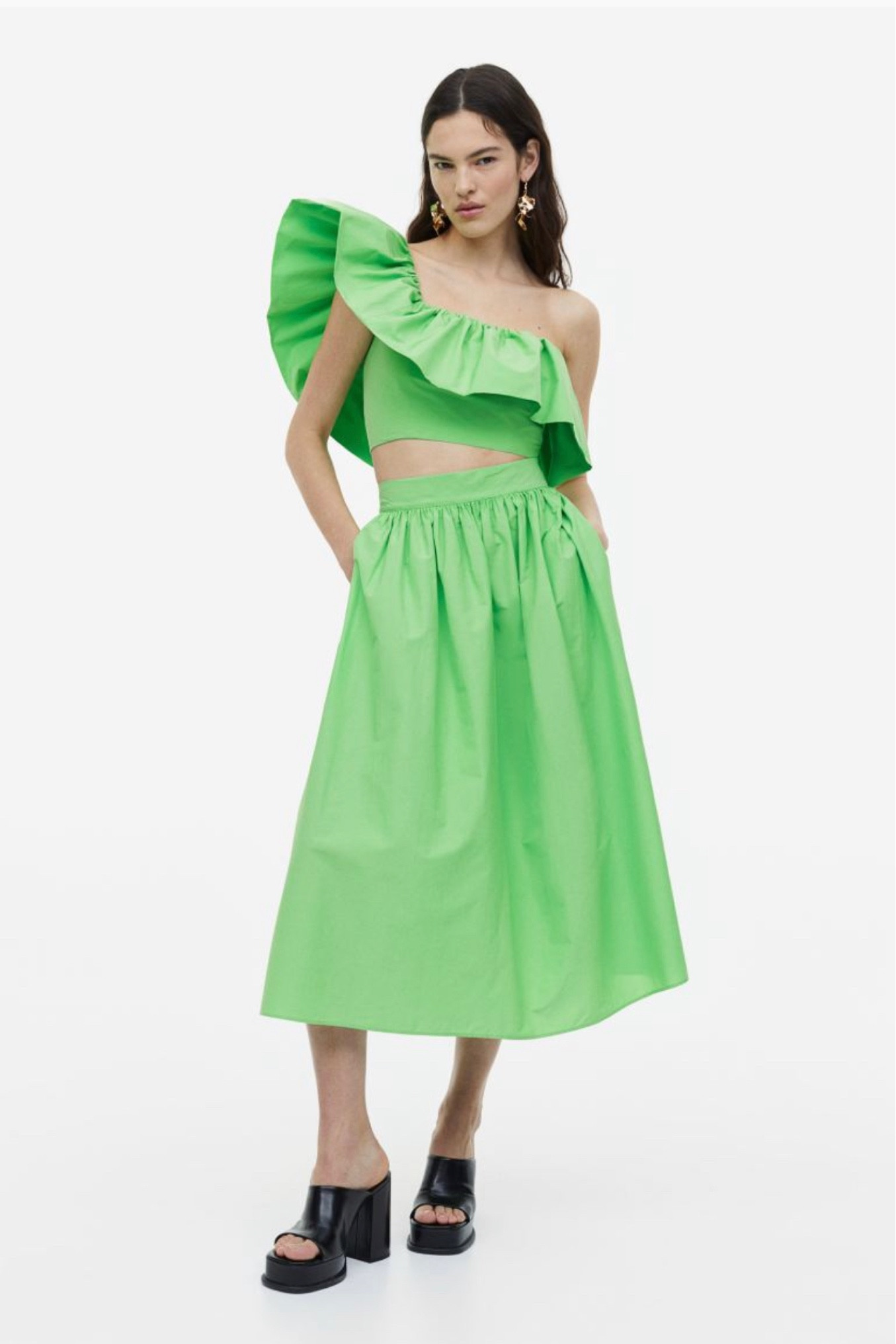 H&M Flounced One-shoulder Top and Flared Skirt - a two piece set that’s sure to turn heads 



#LTKunder50 #LTKFestival #LTKtravel