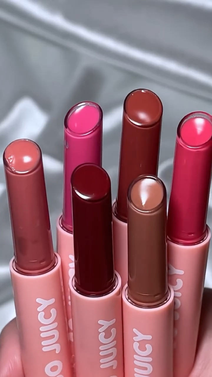 Trying on all of the new @colourpopcosmetics so juicy plumping gloss balms and so juicy plumping lip liners ✨ the gloss is glossing!! No stickiness. Juicy pout delivered 🤌

✨ Swatches:
Vacay Mode + Westwood
Doe + Group Chat
Dolled Up + ETA
Guava Glazed + Jaguar
PSL + Slay
Berry Spritz + Mocha Latte 

#makeup #makeupvideos #makeuptutorial #makeupreviews #colourpop #colourpopme #lipgloss #lipbalm #gloss #lipstick #lips #colourpopcosmetics #swatches #editorial #editorialmakeup #creativemakeup #tintedlipbalm #lipliner #plumplips #explorepage #beautytips #makeuptips #makeuptrends #makeupaesthetic #trendingmakeup #trending #makeupreels #cutemakeup #eyeliner #makeupcollection