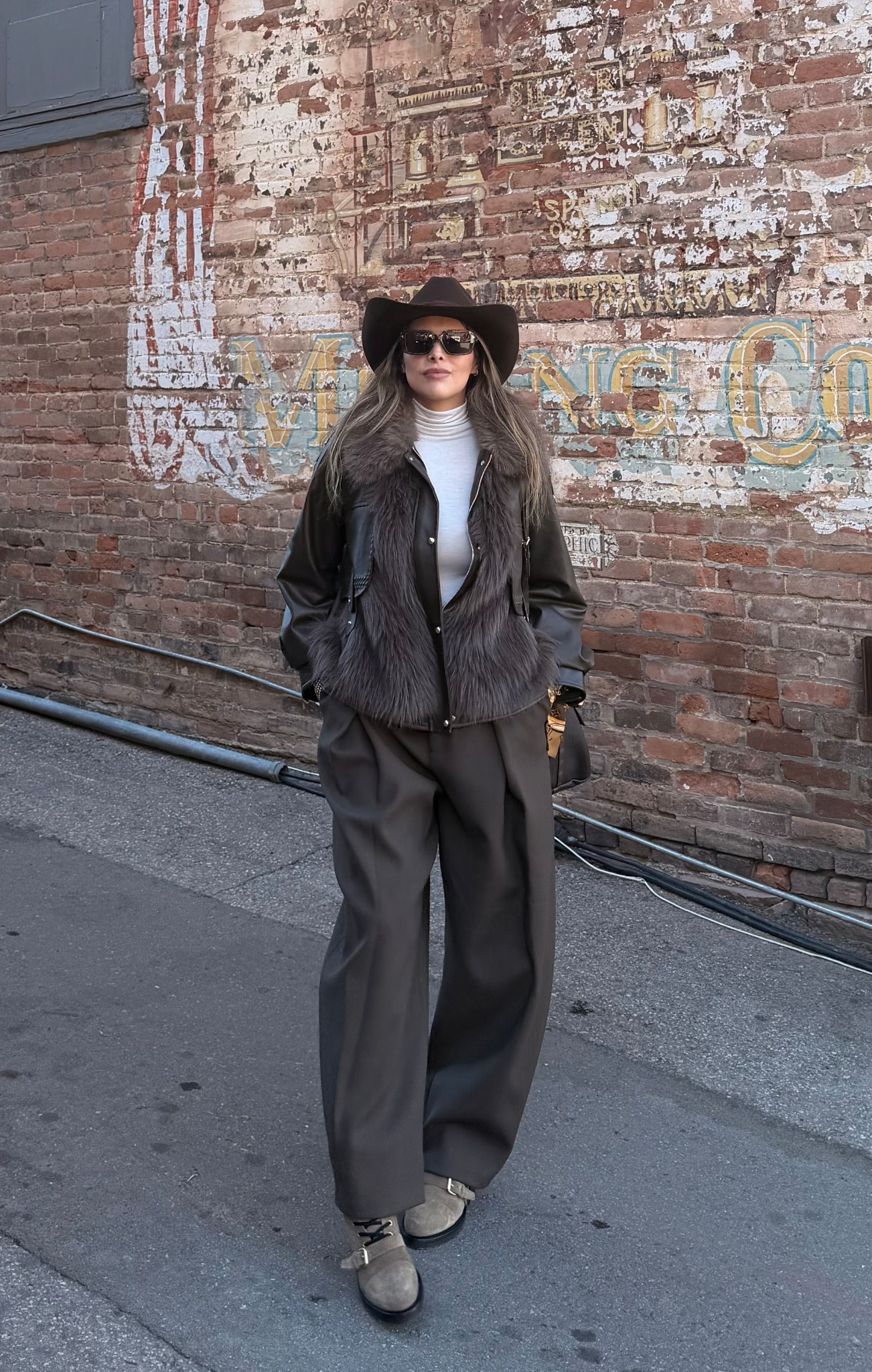 Zara pants
https://shorturl.at/OPAQL

Louis bag
https://shorturl.at/DRZCm