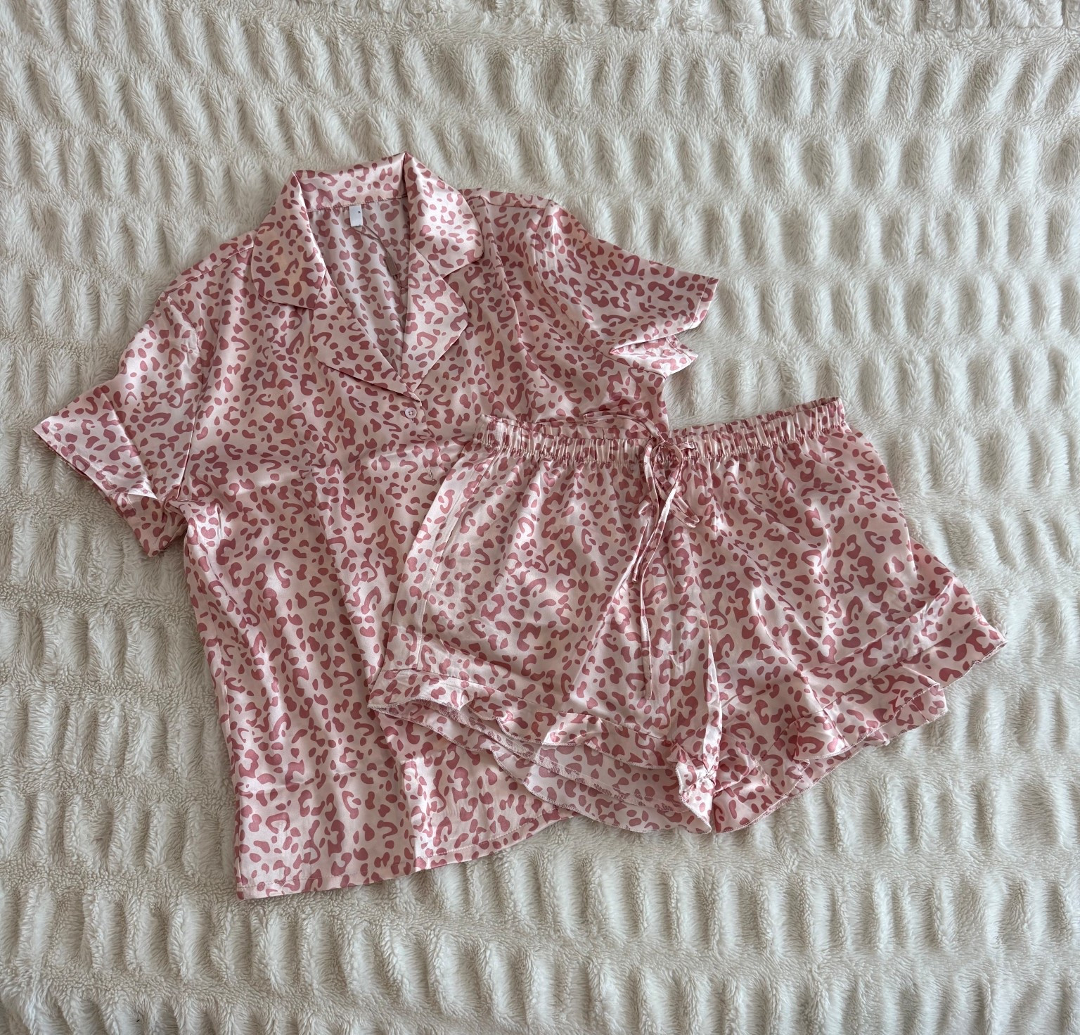 Two piece satin pajama set under $20 @amazon
Lots of fun prints✨
#pjs #pajamaset #leopardpajamas #satinpajamas #twopieceset #travelpajamas #summerpajamas 
#affordablepajamas #amazonfinds  #LTLOver50 #momover50

#LTKTravel #LTKSaleAlert #LTKmomlife