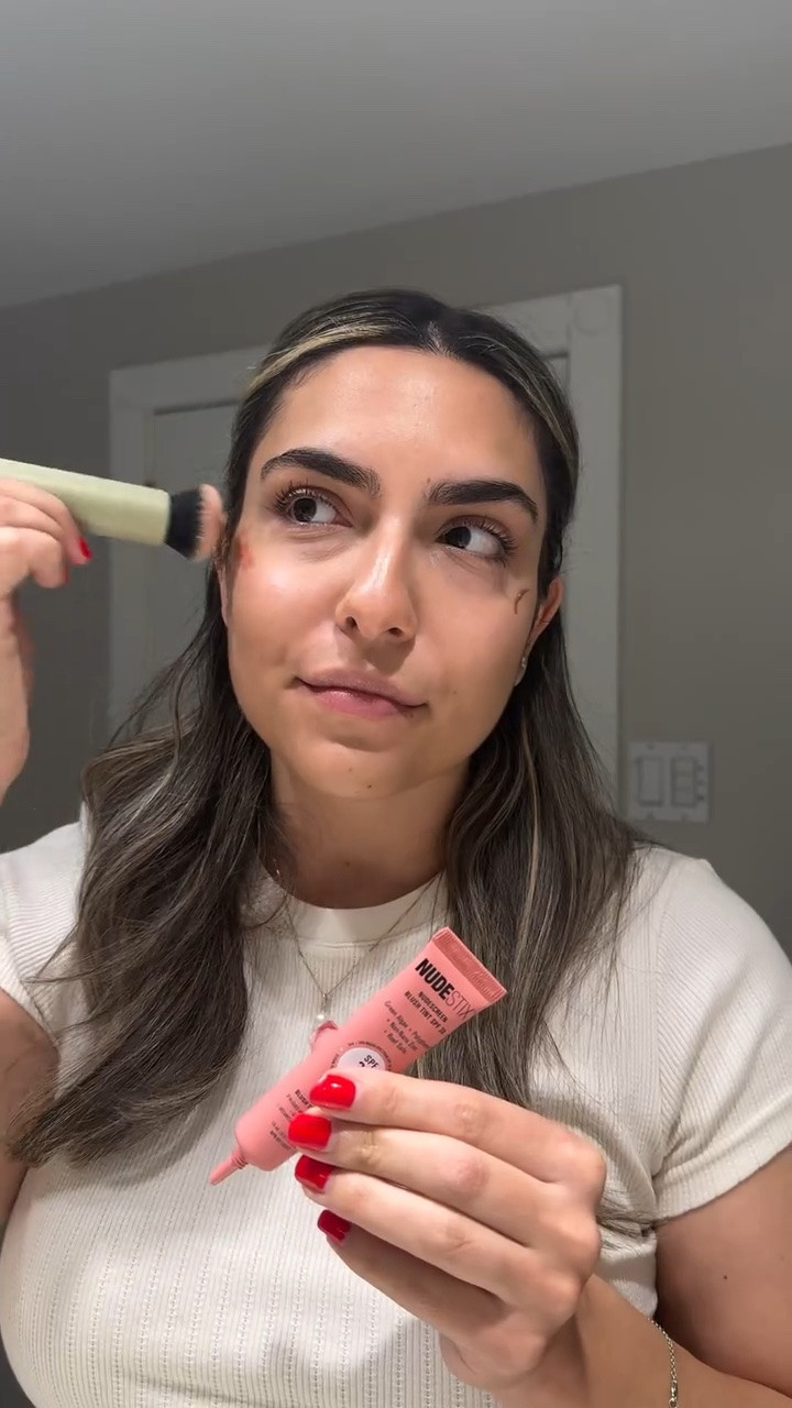 A blush with SPF 30 built in? Yeahhh I had to try it 👀💗

The @nudestix NudeScreen Blush Tint gives the prettiest natural glow and feels so lightweight on the skin. Perfect for those quick everyday makeup days ☀️ 

#summermakeup #naturalmakeup #beautyfinds #igbeauty #makeuplooks