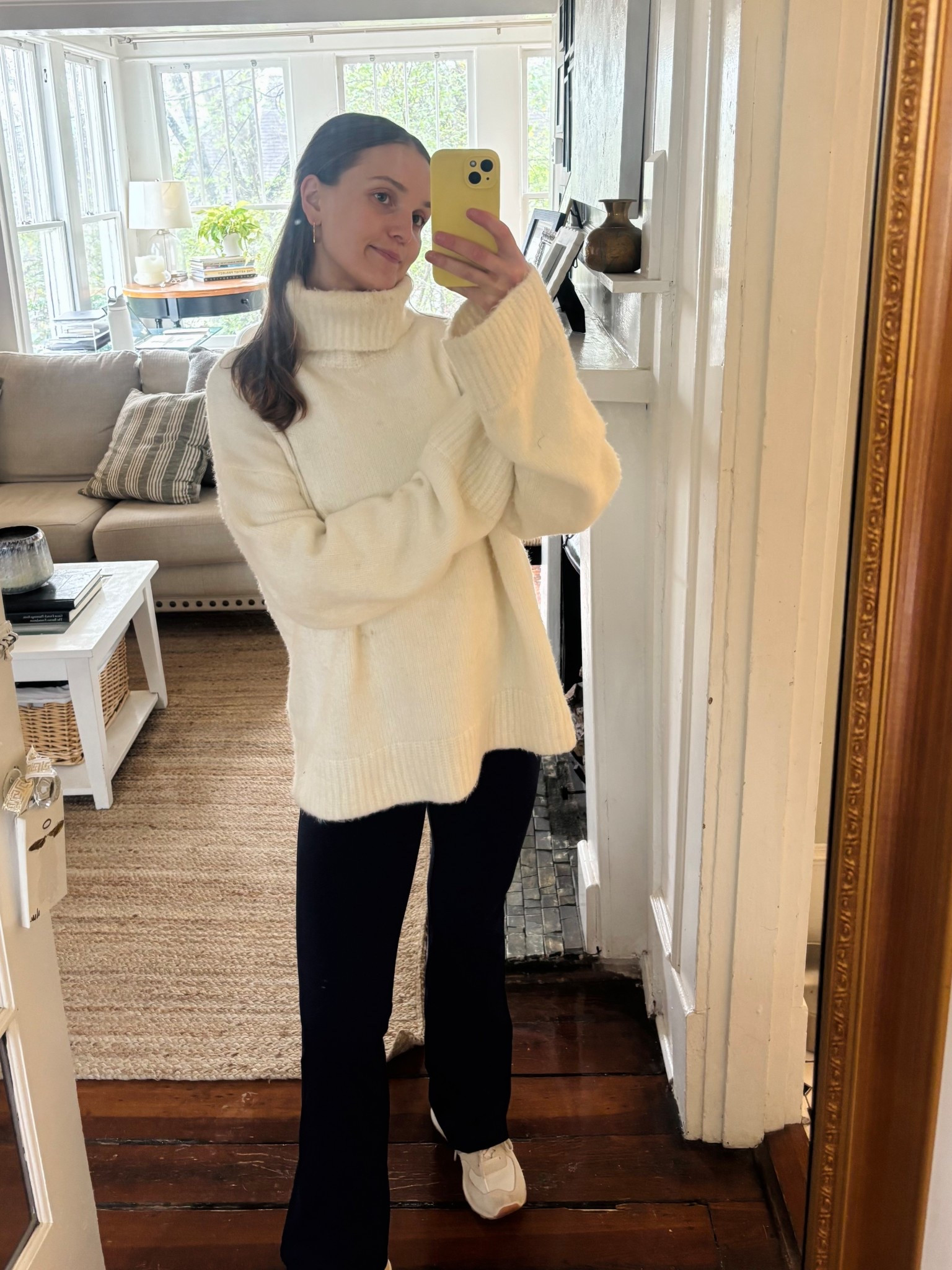 another easy, comfy ootd WFH day🗂️👩‍💻

Almost the weekend!

Navy available in white sports bra linked (exact)! 

💌,
Sofia 

#LTKSpringSale #LTKTravel #LTKHome