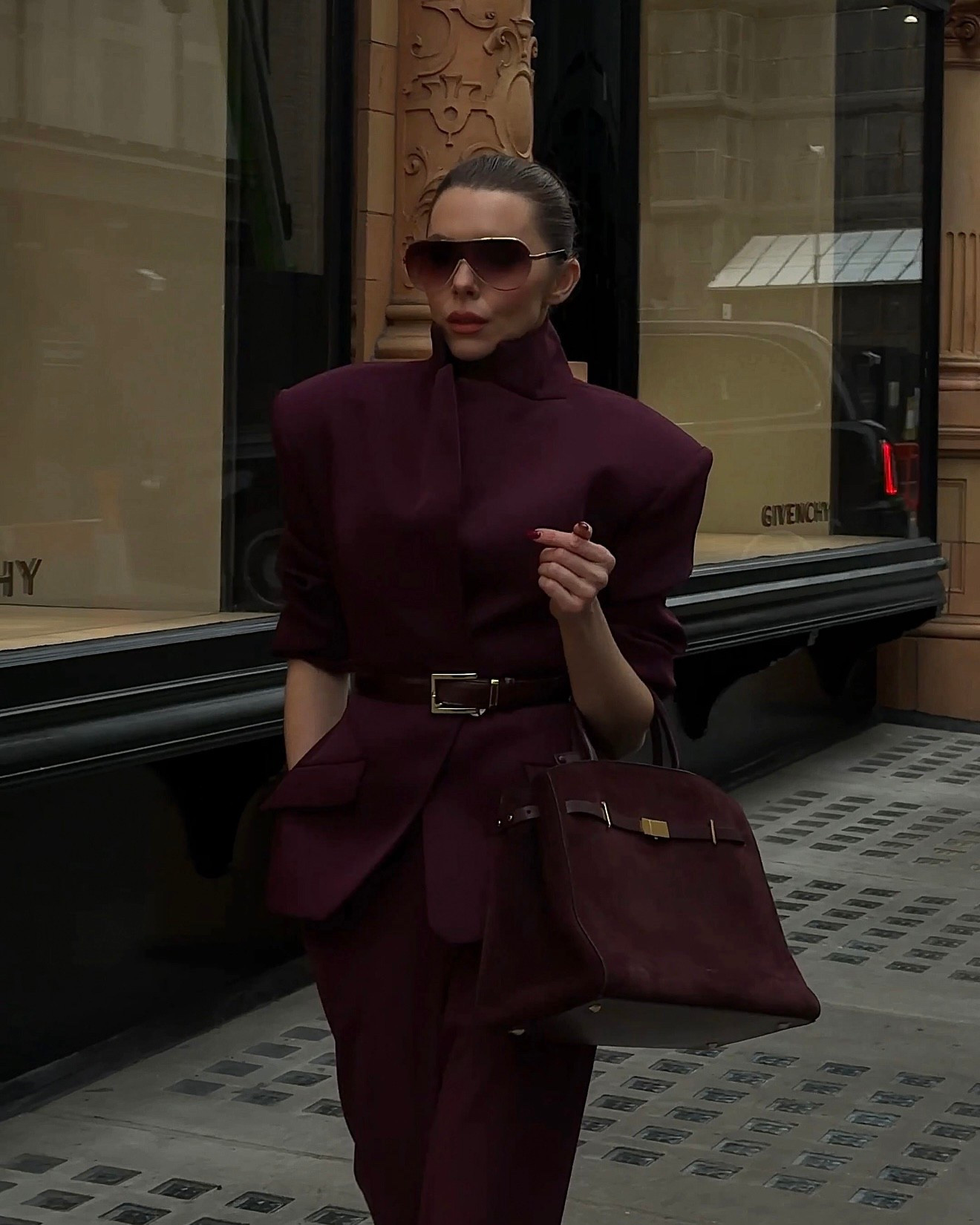 Maroon on maroon.
A burgundy monochrome moment with tailored trousers, a cinched-waist peplum blazer with belt, and matching boots. Powerful, polished, and quietly chic. 🍷