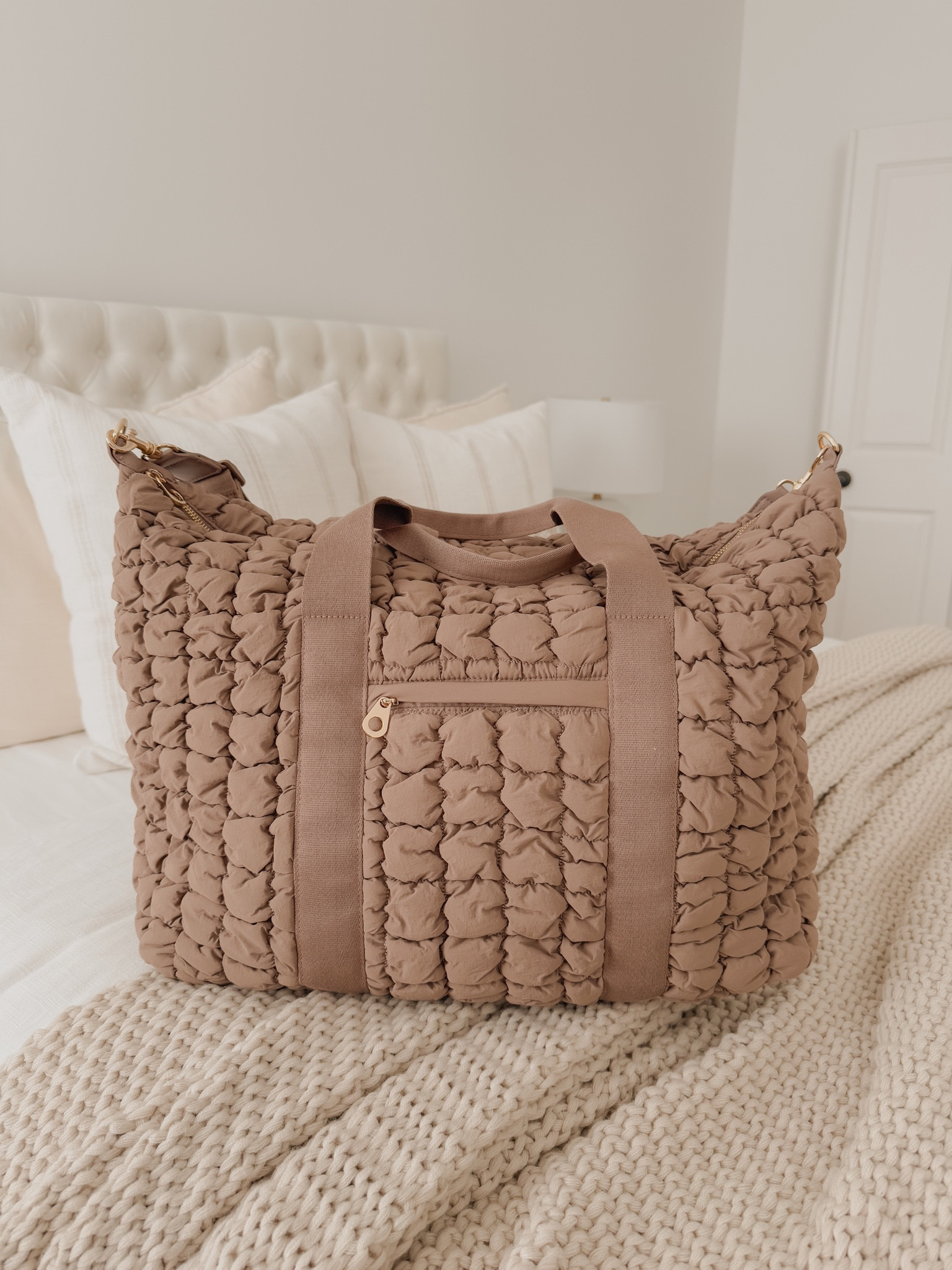 We found the most perfect brown weekender tote 🫶🏻🤎 The color is beautiful and the size is perfect for a weekend trip 👏🏻 It comes with a longer strap so so you can carry it over the shoulder or crossbody. You already know we needed this for our travel bag collection 🥰

 #lifestyleblogger #blogger #neutralstyle #universalthreads #targetfashion #neutralfashion 


#LTKMostLoved #LTKFindsUnder50 #LTKTravel