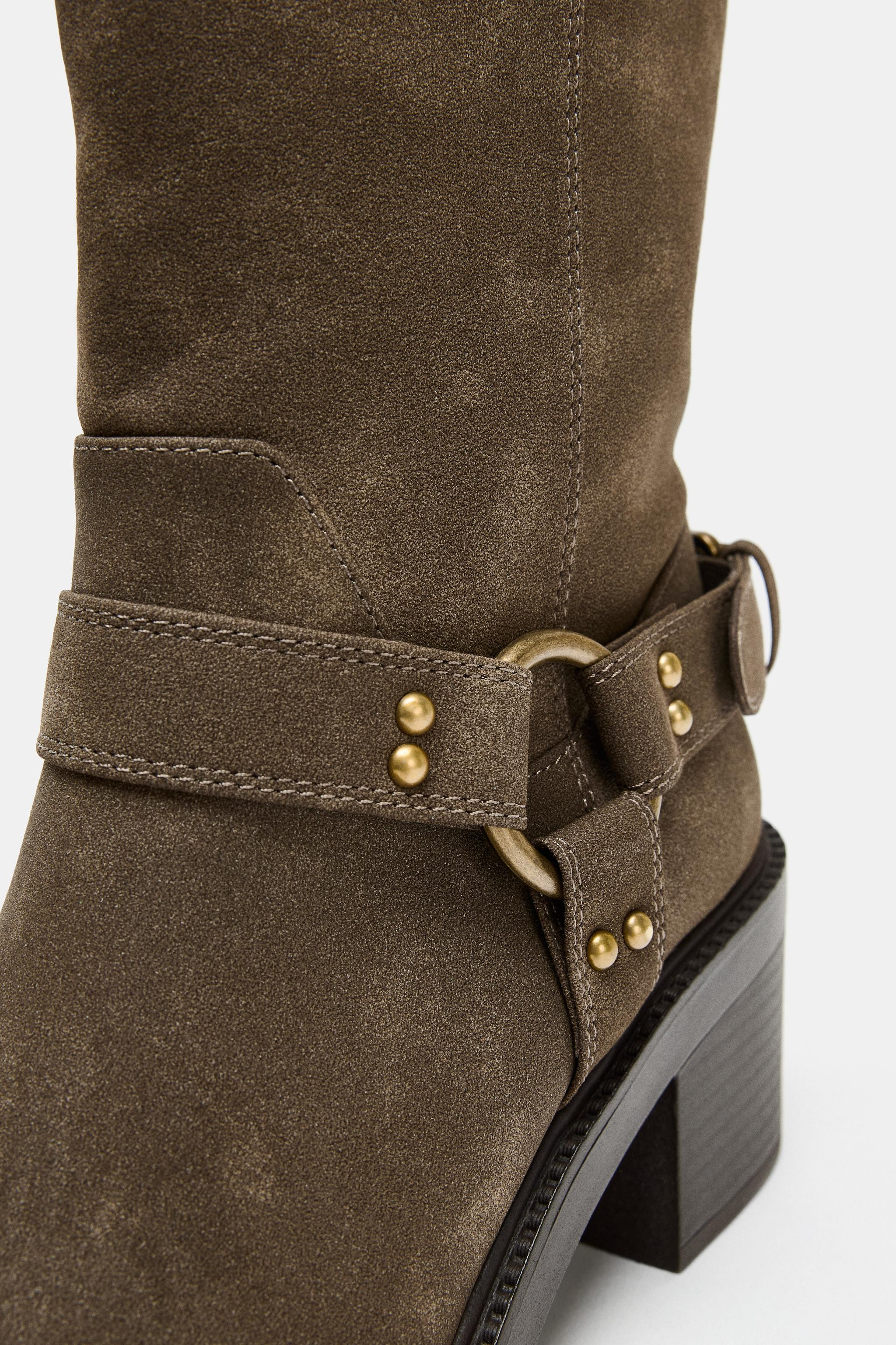 Stiefel im Biker-Stil. Blockabsatz. Doppelter Riemen mit Nieten und Metallring am Schaft. Metalls... | Zara DE