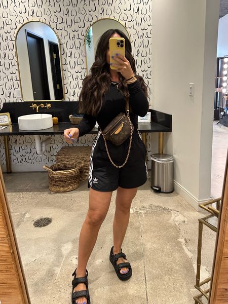 Wearing an XS in men’s shorts! 

Summer outfit 
Monochrome outfit 
Mother’s Day gift 
Seasonal 
Style tip 
OOTD 

#LTKShoeCrush #LTKStyleTip #LTKFindsUnder50