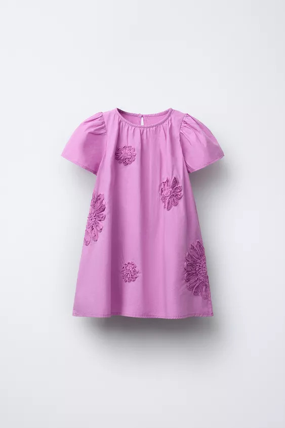 Round neck dress with short sleeves. Buttoned teardrop closure at back. Floral appliqué. Tonal i... | Zara US