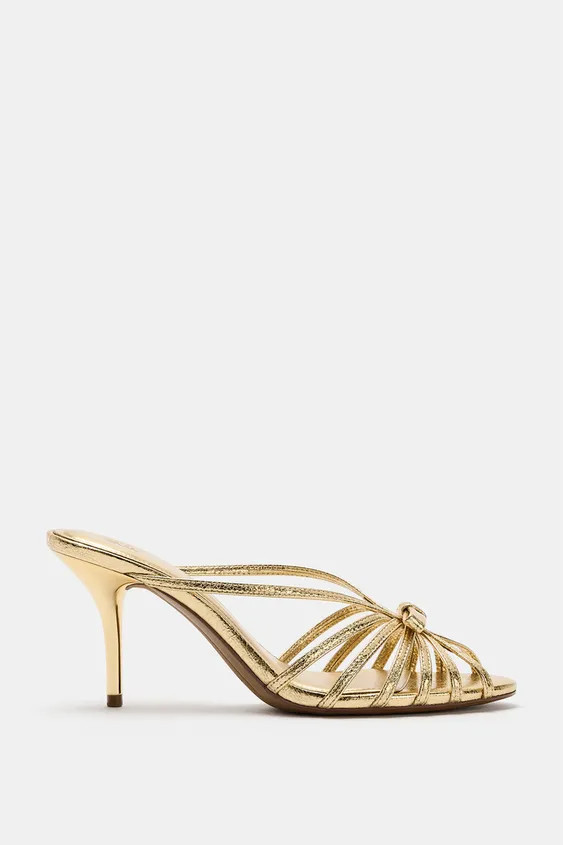 DescrizioneDettagliMisureAltezza del modello: 175 cmSandali. Effetto metallizzato. Stile sandali.... | Zara IT