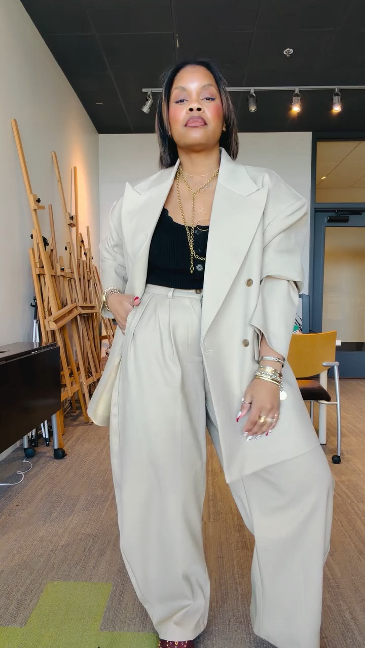 Hey boo! Um, the suit from @hemiblurr is so good! I’ve had since last summer and finally wearing! Love the shape of the trousers and oversized blazer! Just my vibe! 

Link in story! 🖤

Let me know what y’all think!
•
•
Suiting style, women’s suiting, workwear style, elevated workwear
